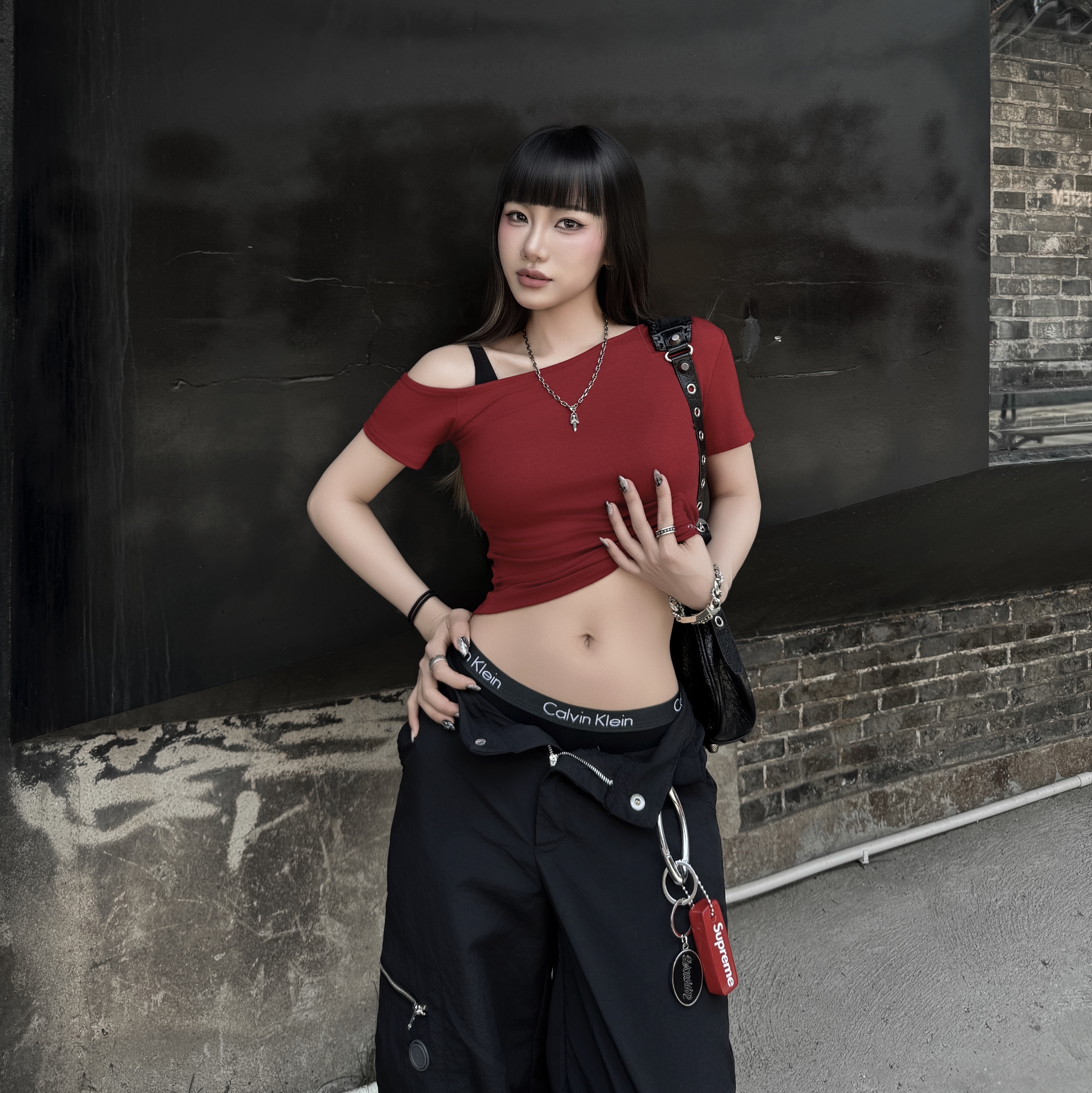 Balenciaga Le Cagole Small Shoulder Bag Black, Supreme Floating Keychain Red - 23FW 착용 스타일 - 3
