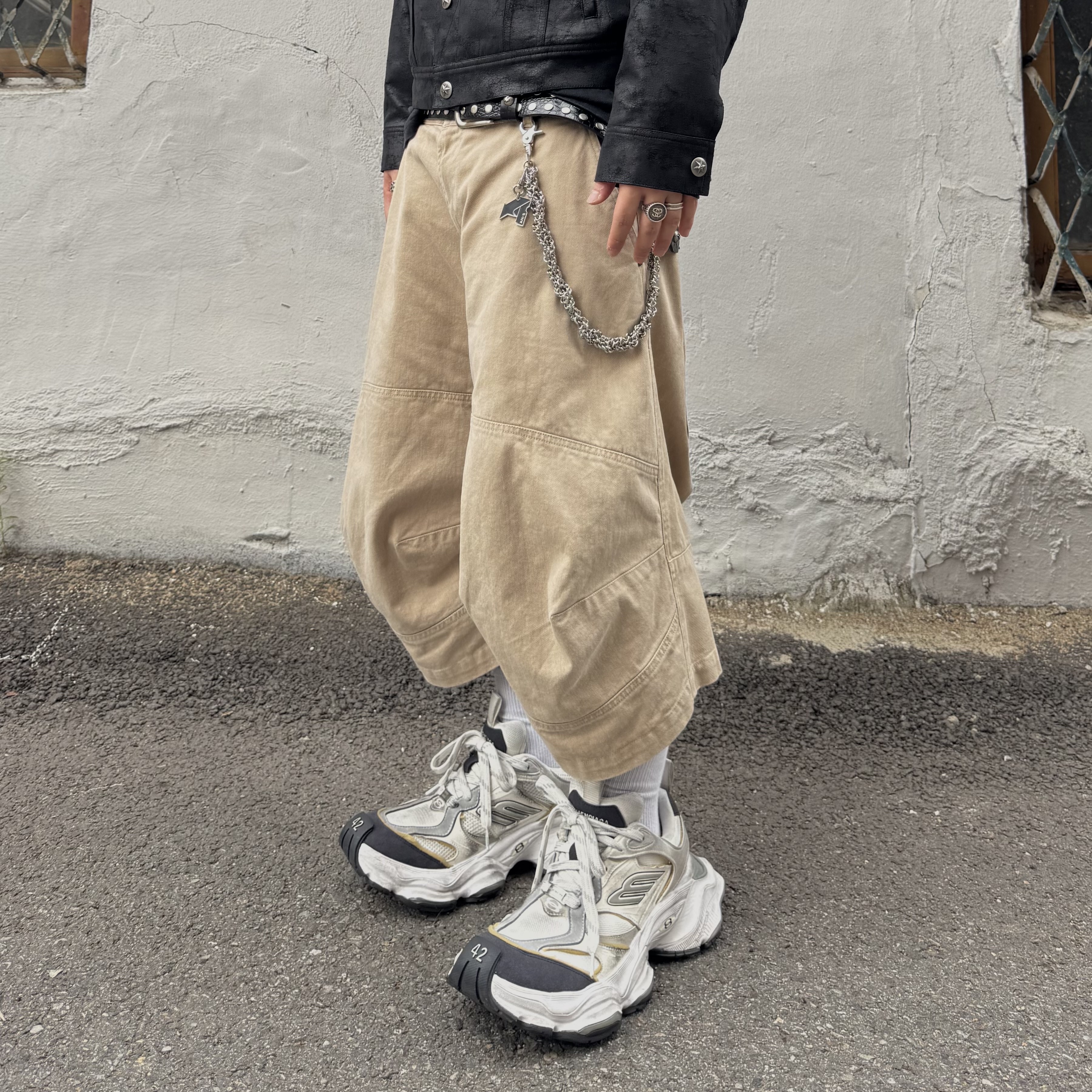 Aoiro Ooki Pocket Shorts Tan, Balenciaga Cargo Sneakers White Grey 착용 스타일 - 1