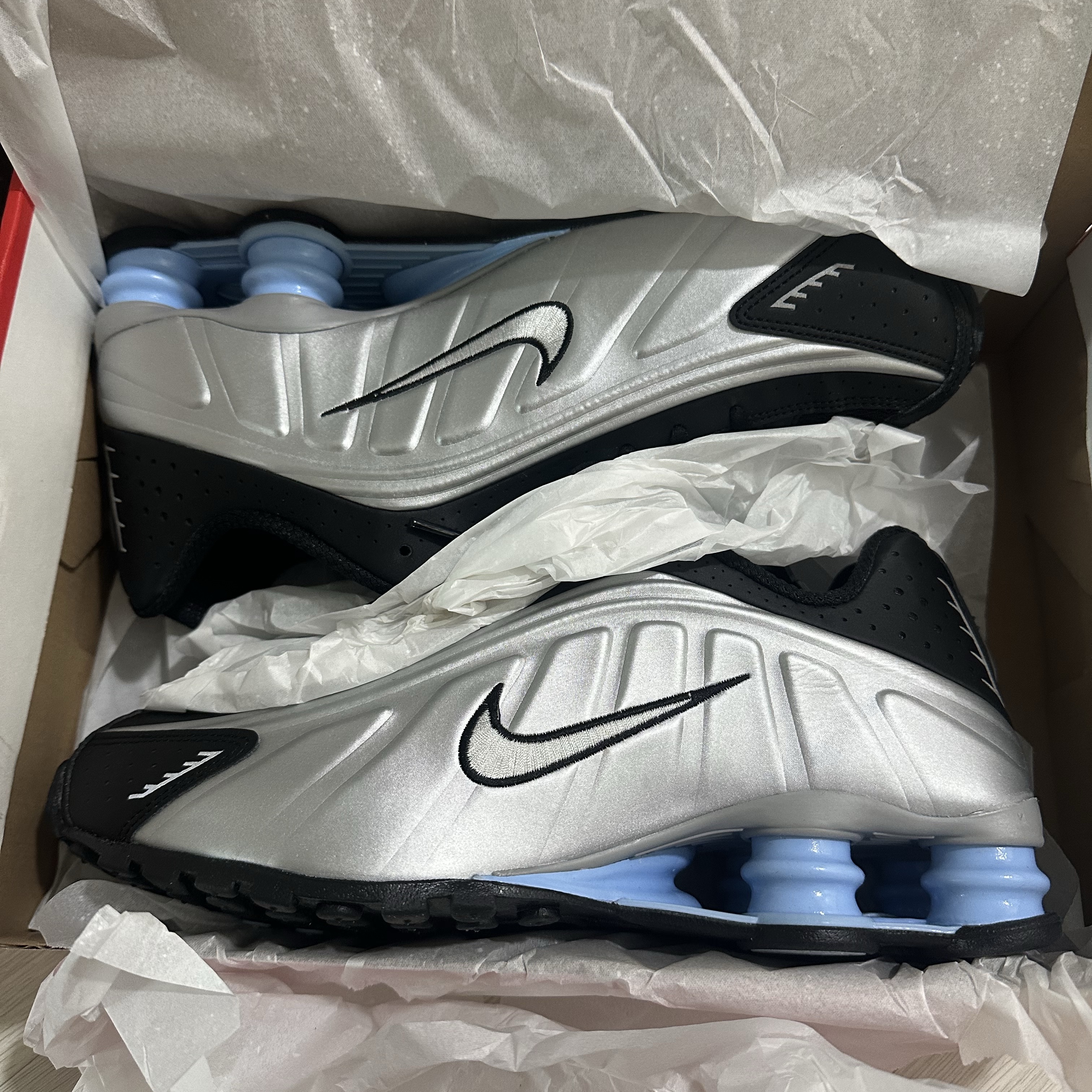 Nike Shox R4 Metallic Silver Black 착용 스타일