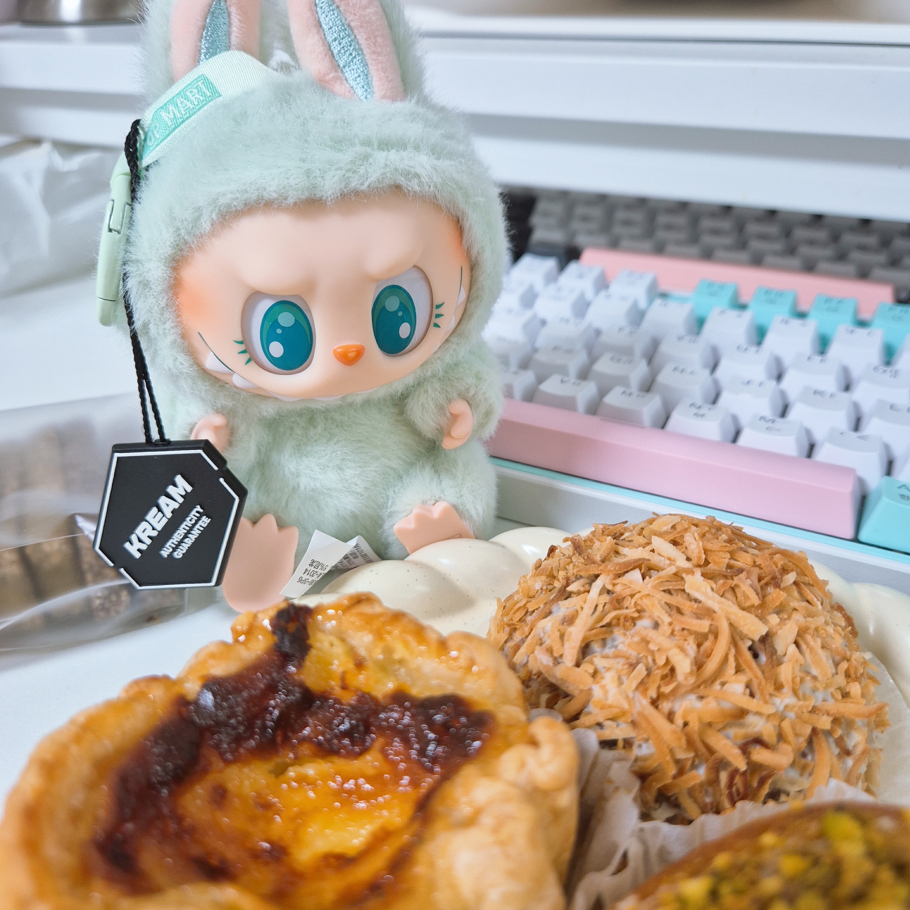 Pop Mart Labubu Let's Play Together Doll Series Ququ Keyring (Opened Case) 착용 스타일 - 1