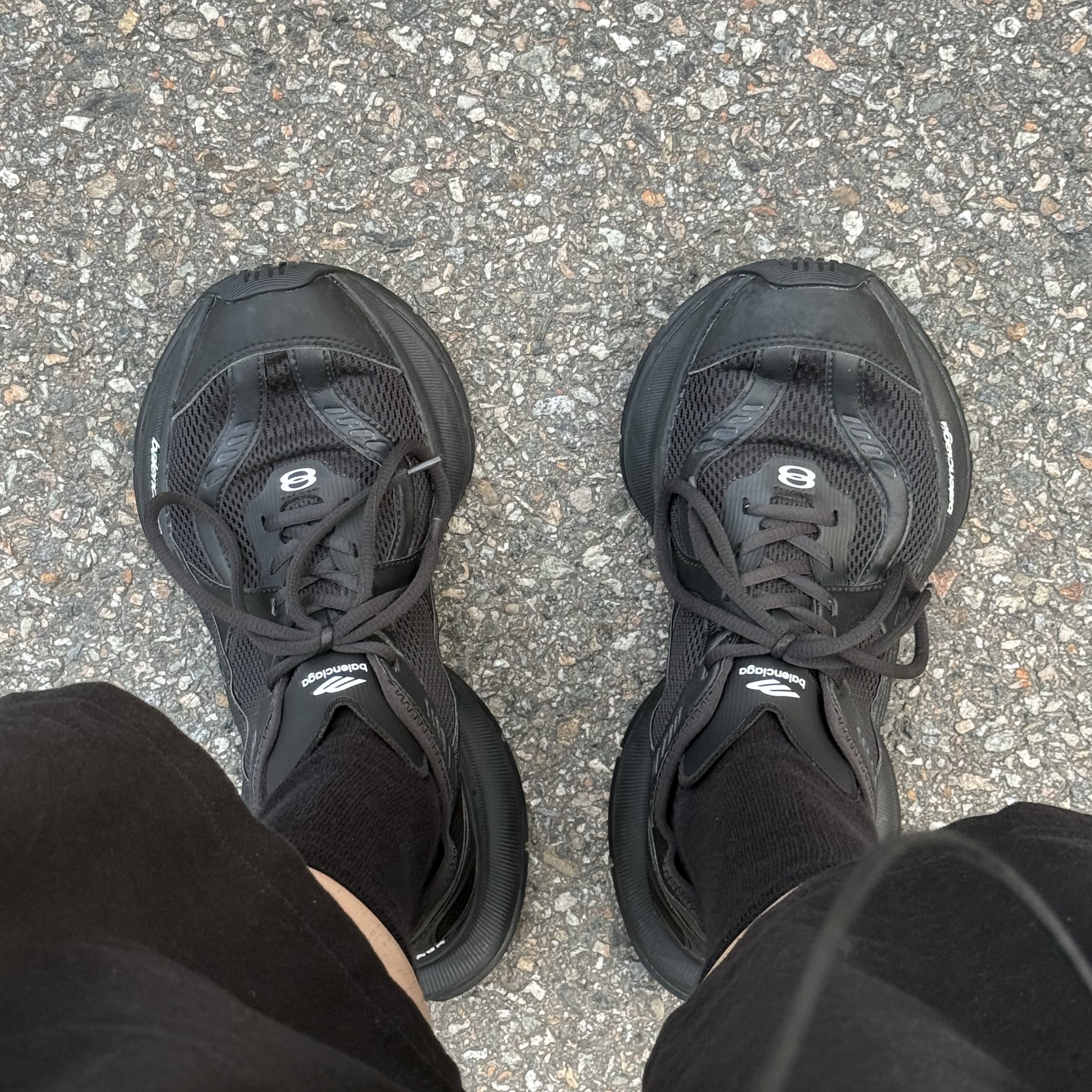Balenciaga Circuit Sneaker Black 착용 스타일 - 1