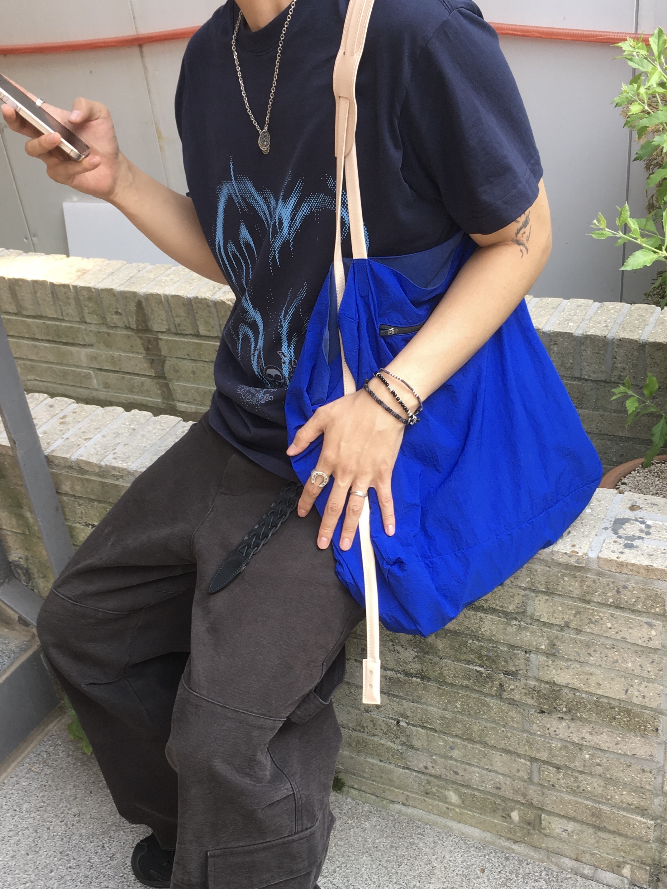 Xlim Ep.7 Synopsis 01 Bag Cobalt Blue, Sansan Gear Pulse Of Rebirth T-Shirt Navy 착용 스타일