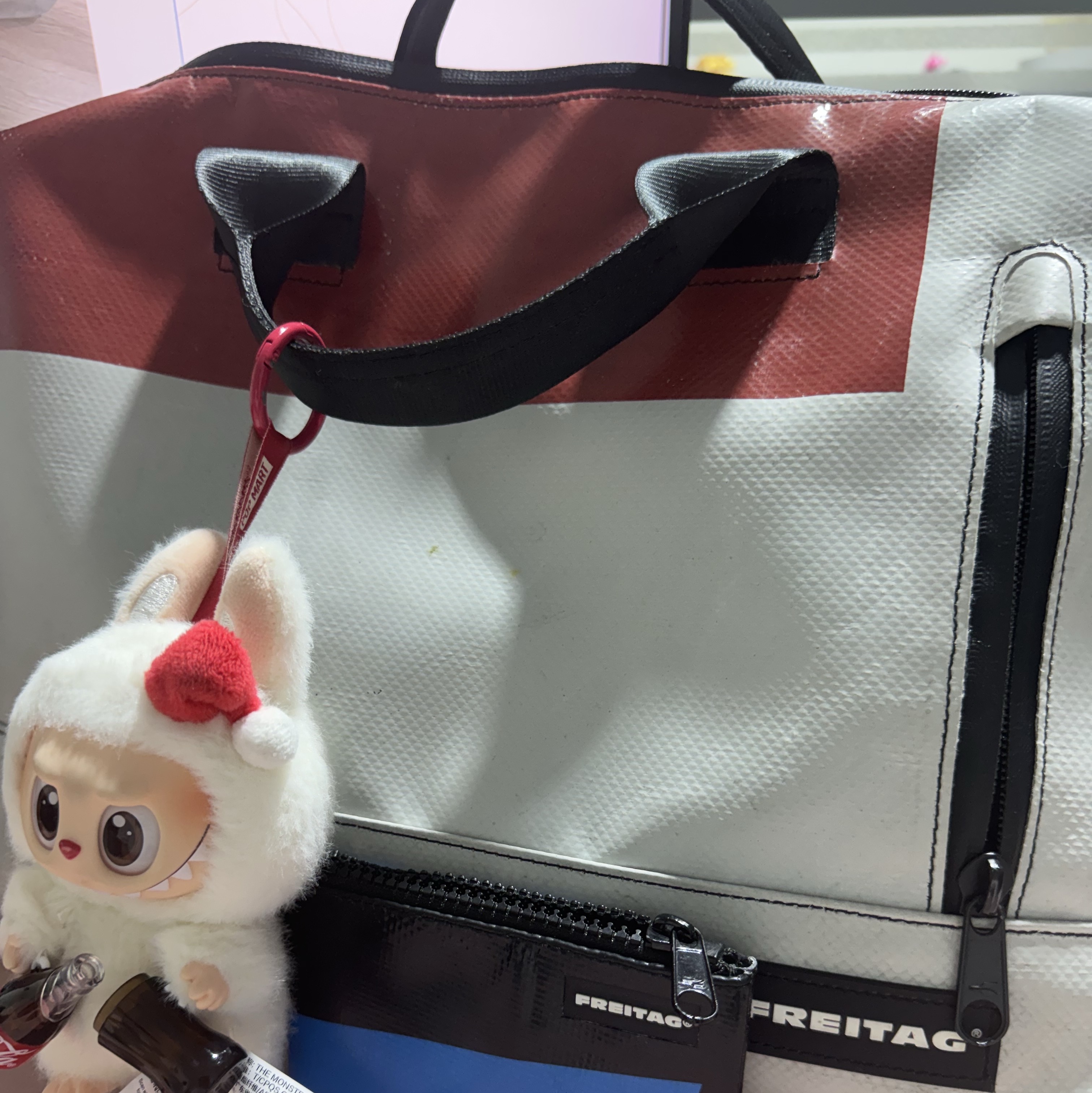 Pop Mart Labubu Coca Cola Series Surprise Shake Keyring (Opened Case) 착용 스타일