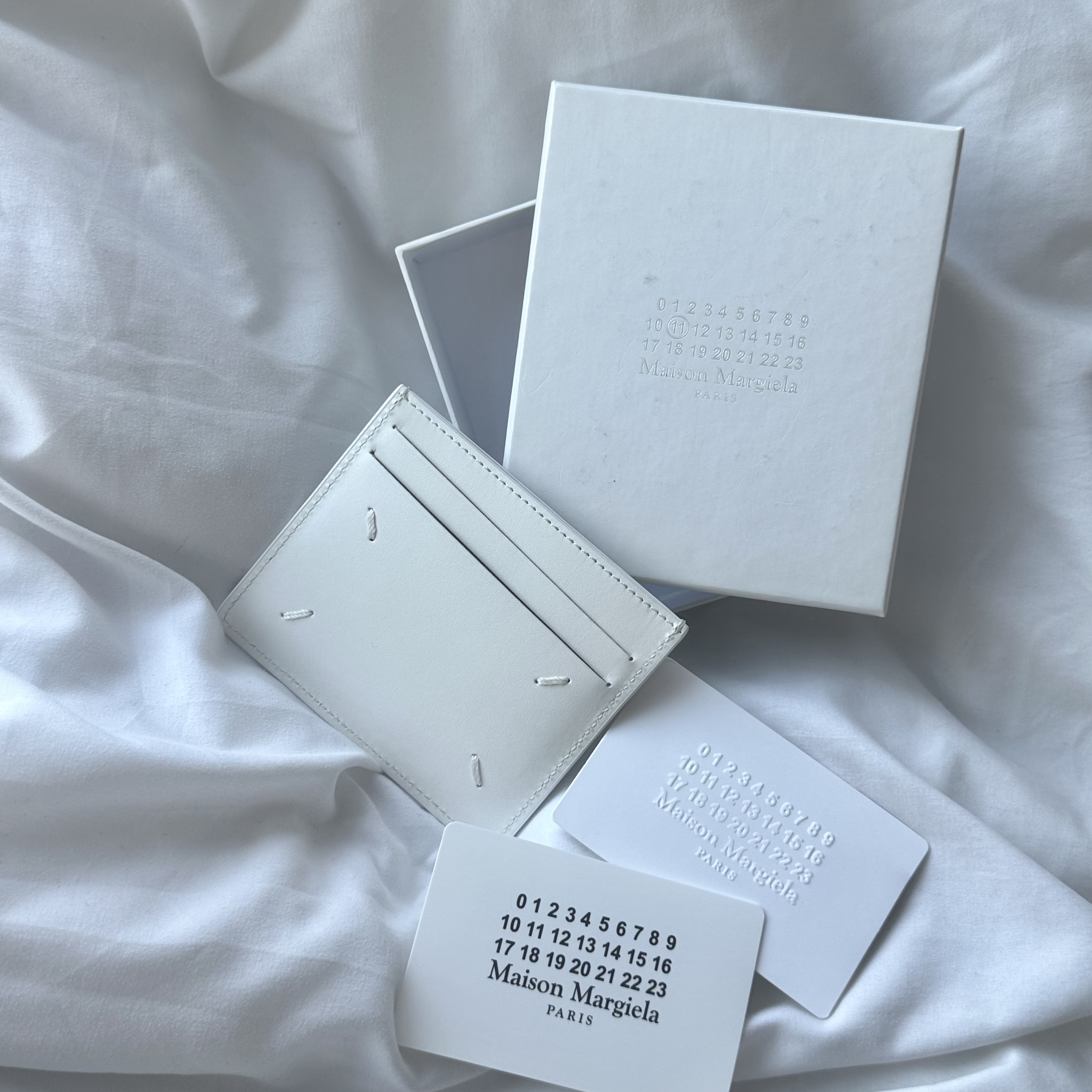 Maison Margiela Bovine Leather Card Holder White 착용 스타일