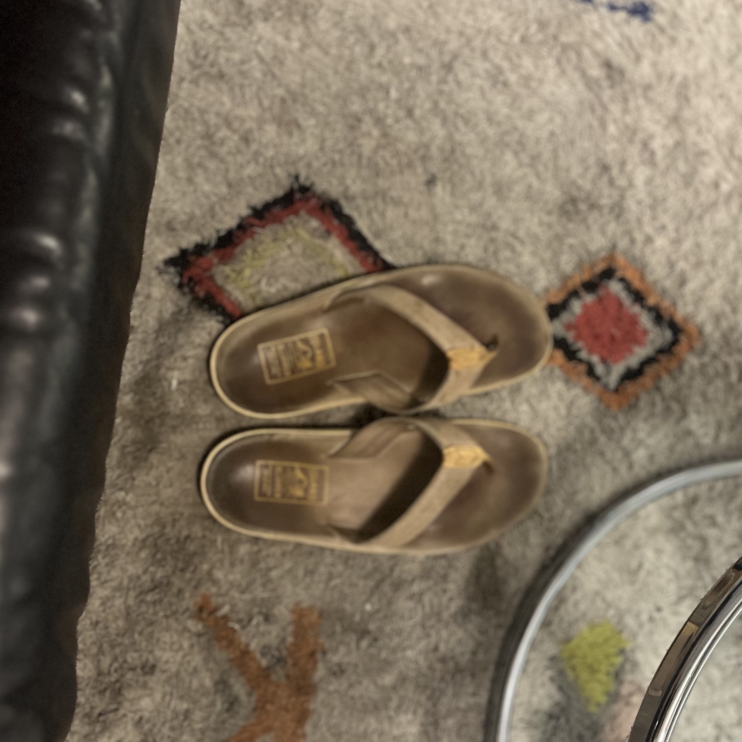Island Slipper Classic Ultimate Suede Taupe Tan 착용 스타일