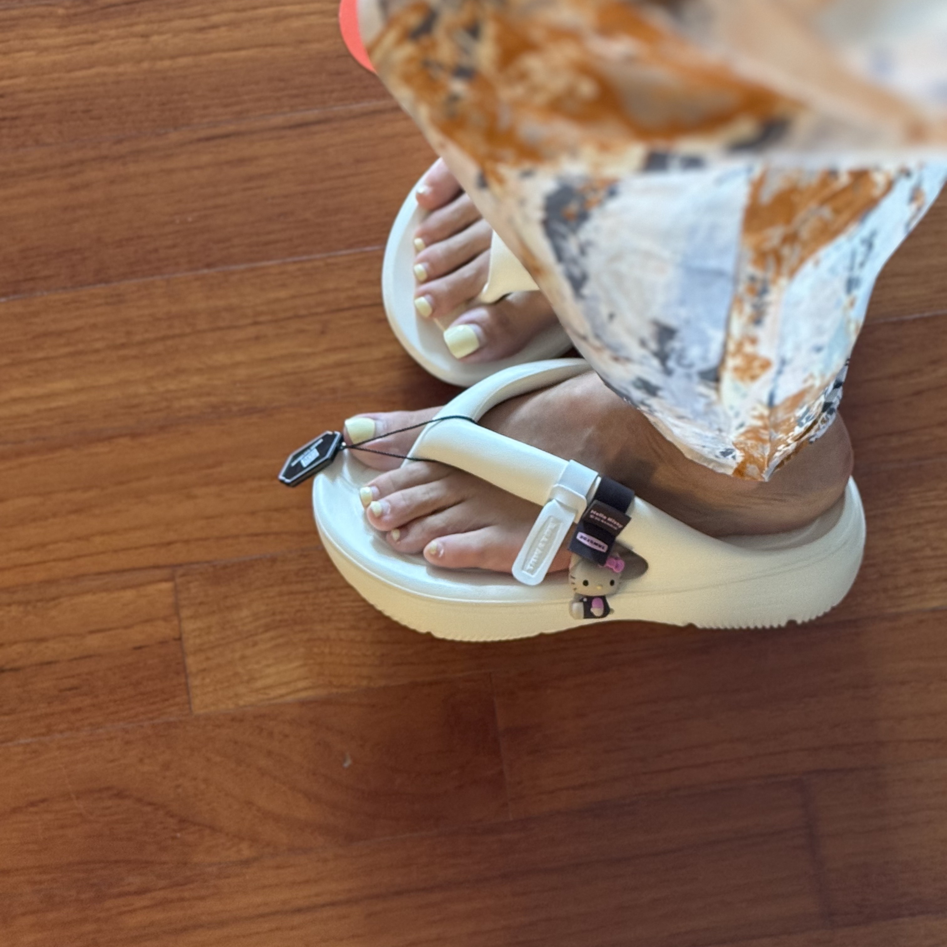 (W) Taw&Toe x Sanrio Flip Flop Zerovity Plumpy Tan Hello Kitty Charm Tag Set Cream 착용 스타일