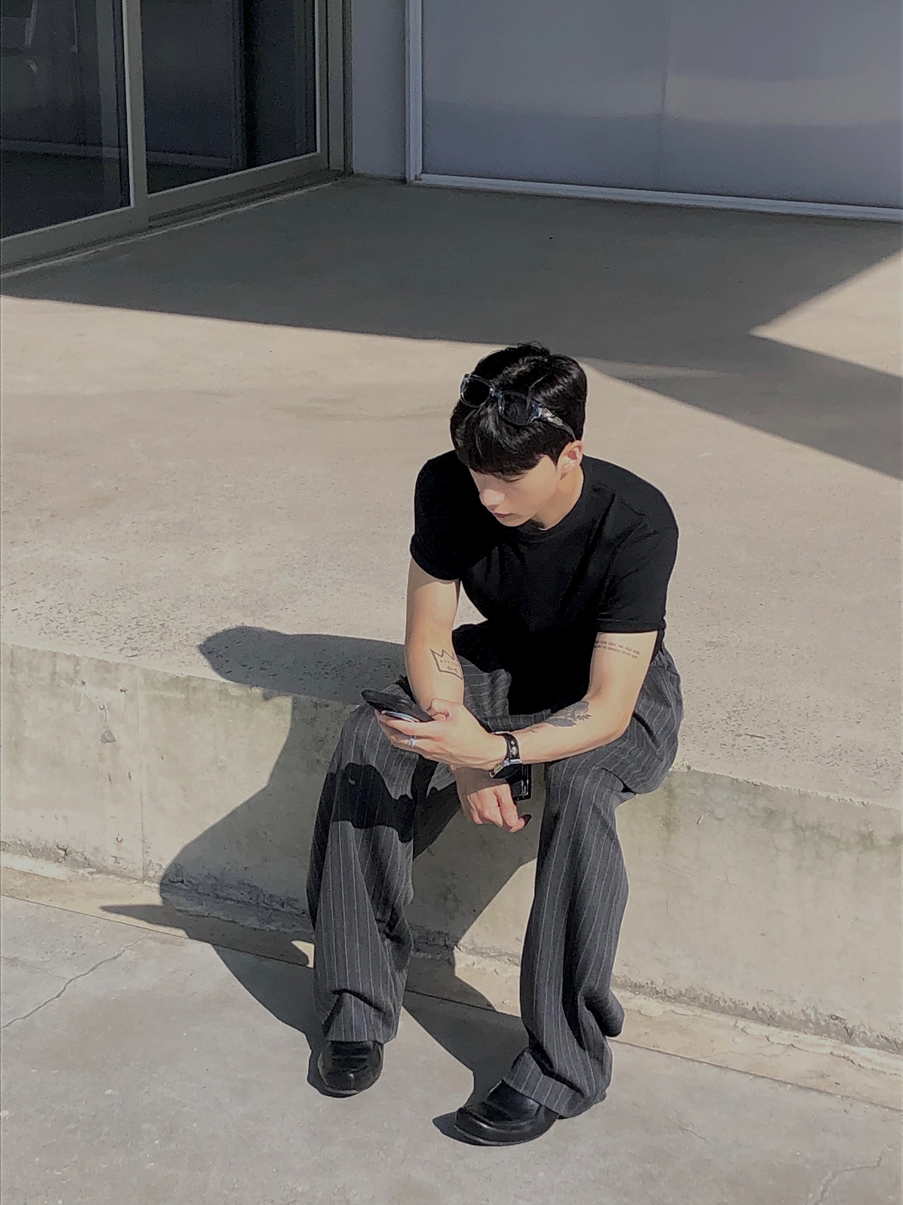 noun Wide Tapered Pants Stripe Charcoal 착용 스타일 - 1