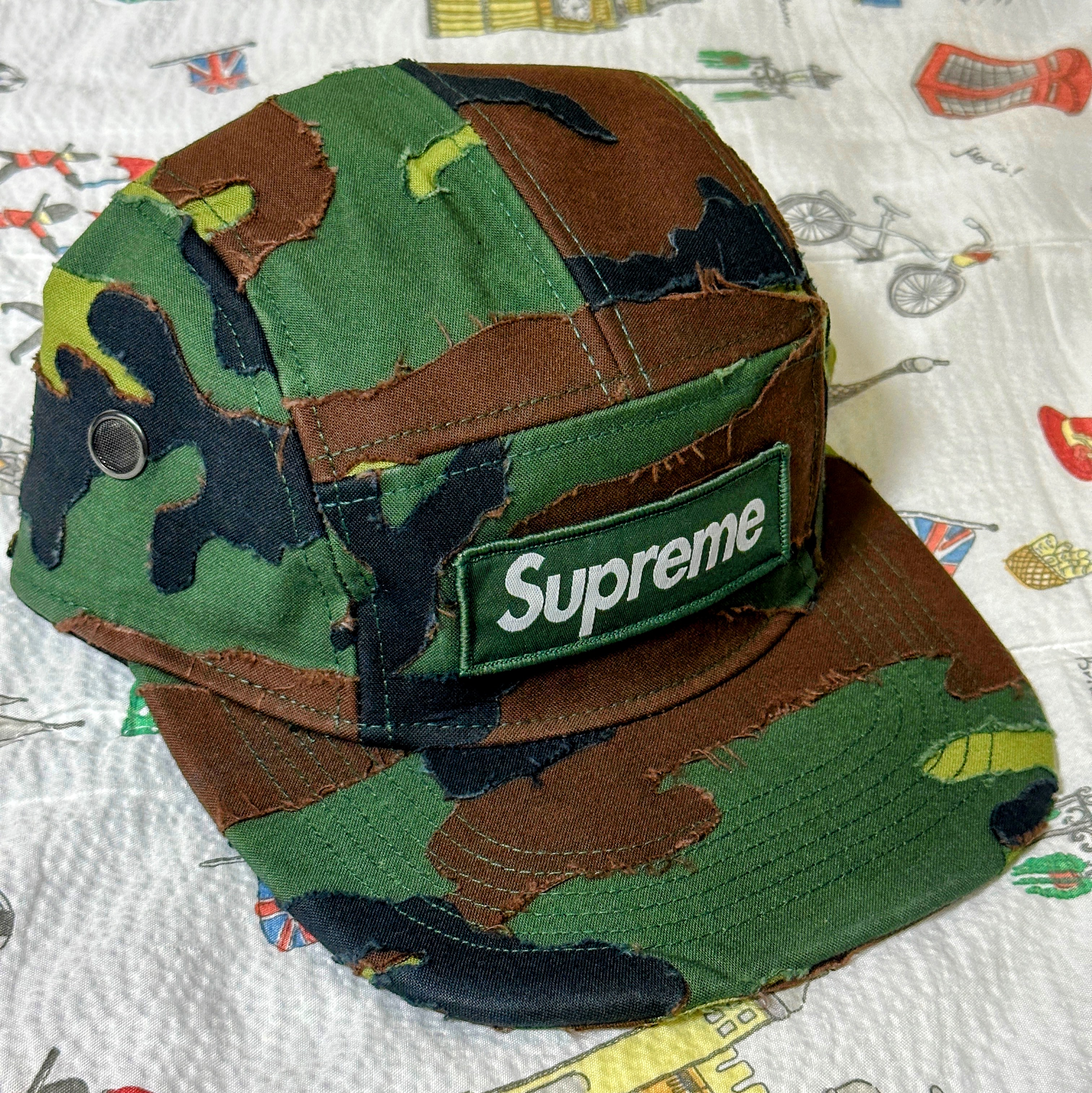 Supreme Layered Camo Camp Cap Woodland Camo - 25SS 착용 스타일