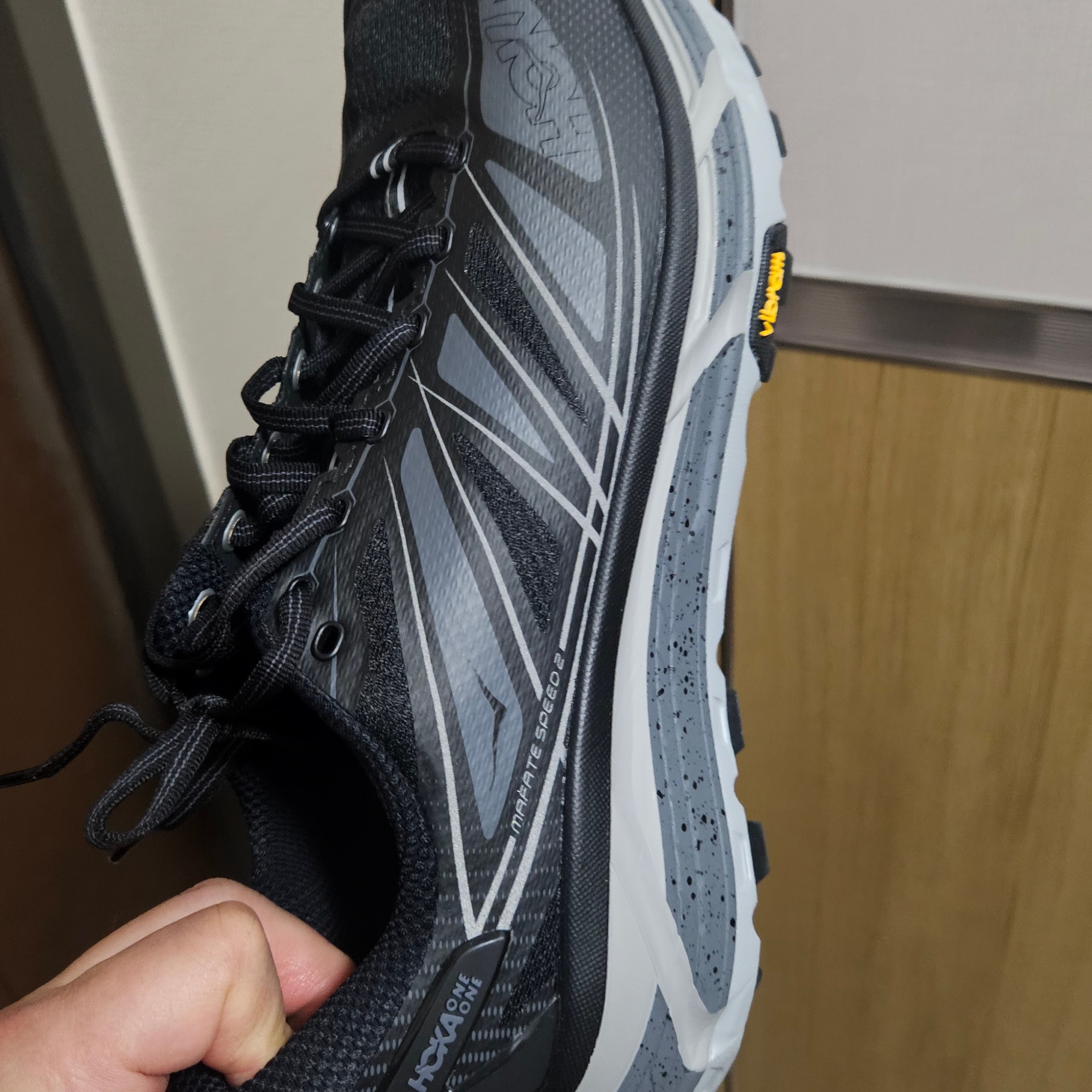 Hoka Mafate Speed 2 Black Castlerock 착용 스타일 - 2