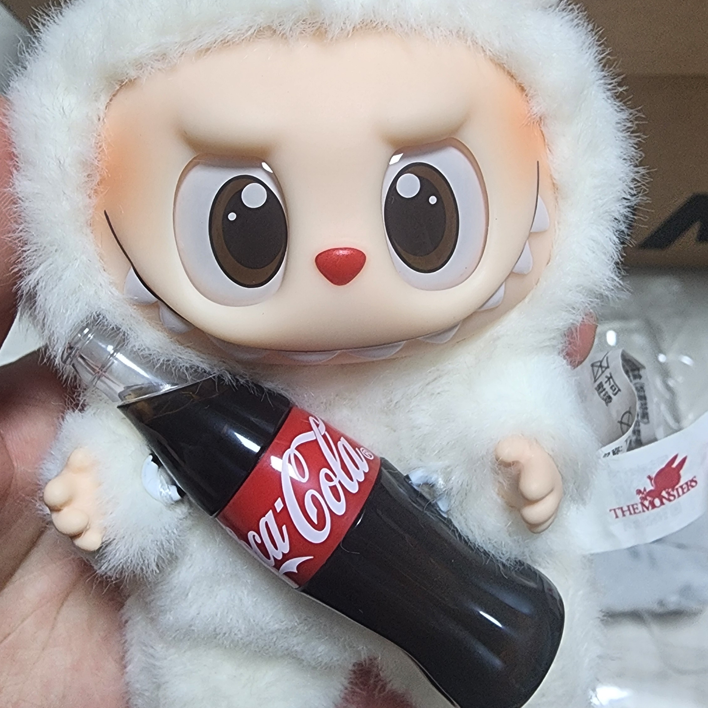 Pop Mart Labubu Coca Cola Series Surprise Shake Keyring (Opened Case) 착용 스타일