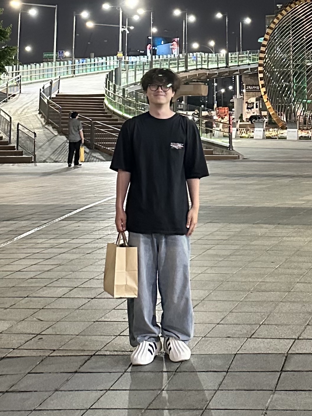 Stussy Worldwide Diamond T-Shirt Pigment Dyed Black, Adidas Adifom Superstar Core White 착용 스타일
