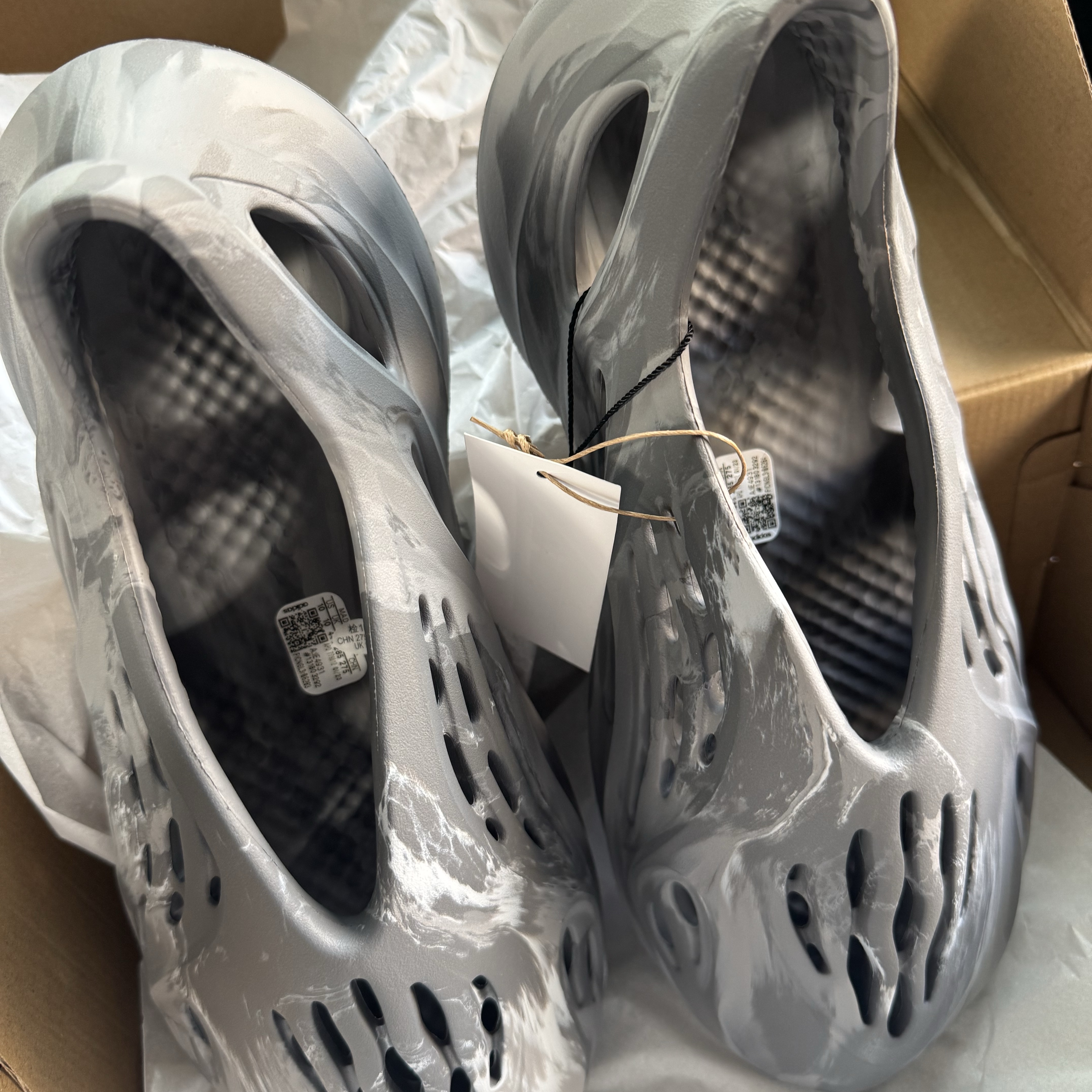 Adidas Yeezy Foam RNNR MX Granite 착용 스타일