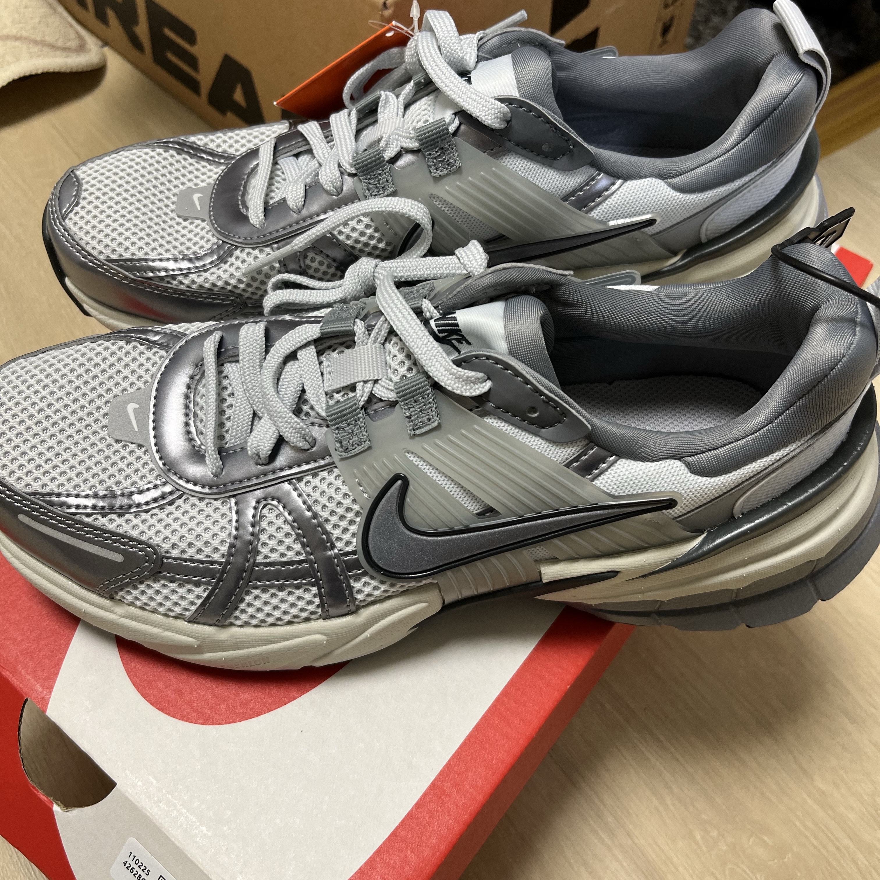 Nike V2K Run Pure Platinum Wolf Grey 착용 스타일