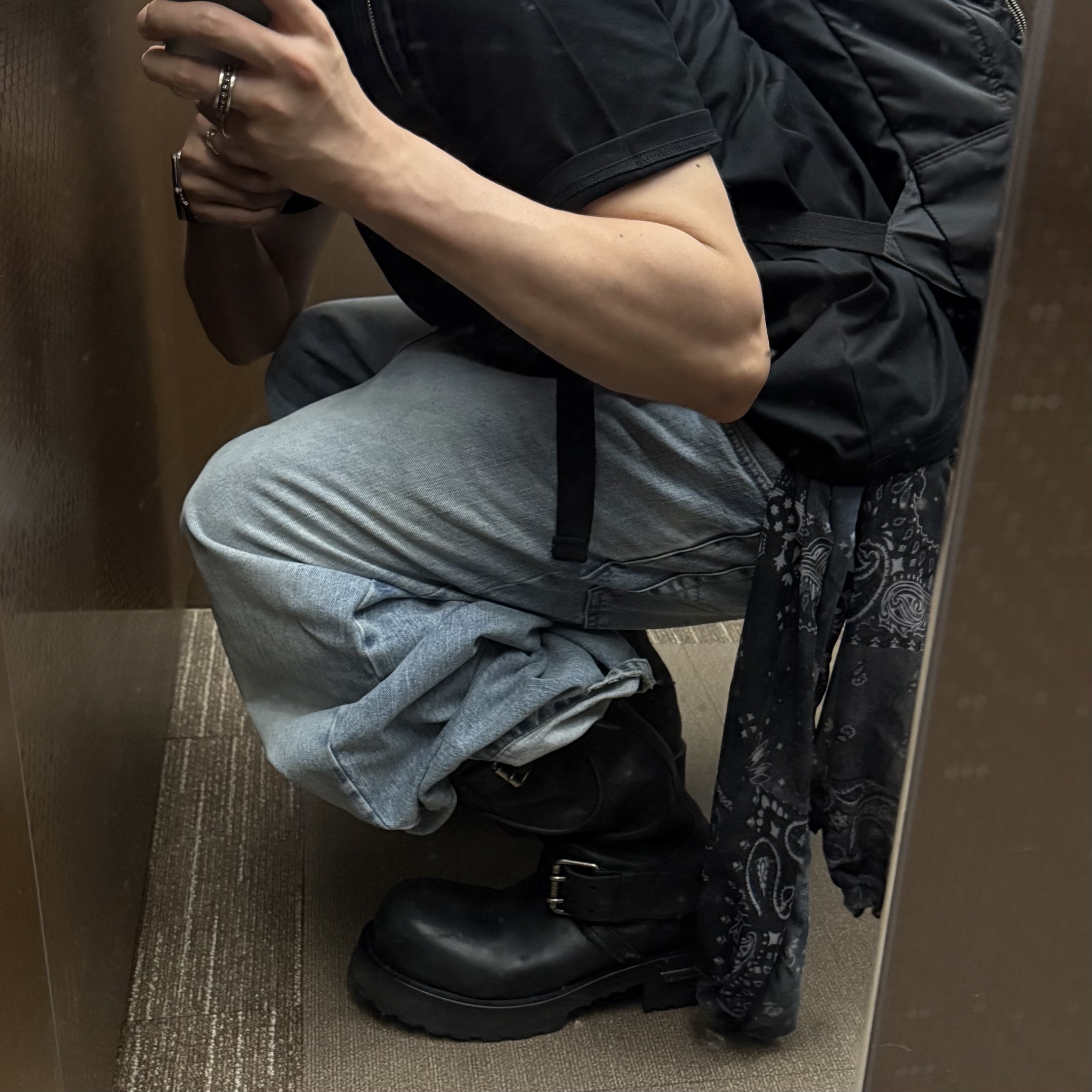 (W) Balenciaga Venom Boot Black, Balenciaga Baggy Denim Pants Blue 착용 스타일 - 1