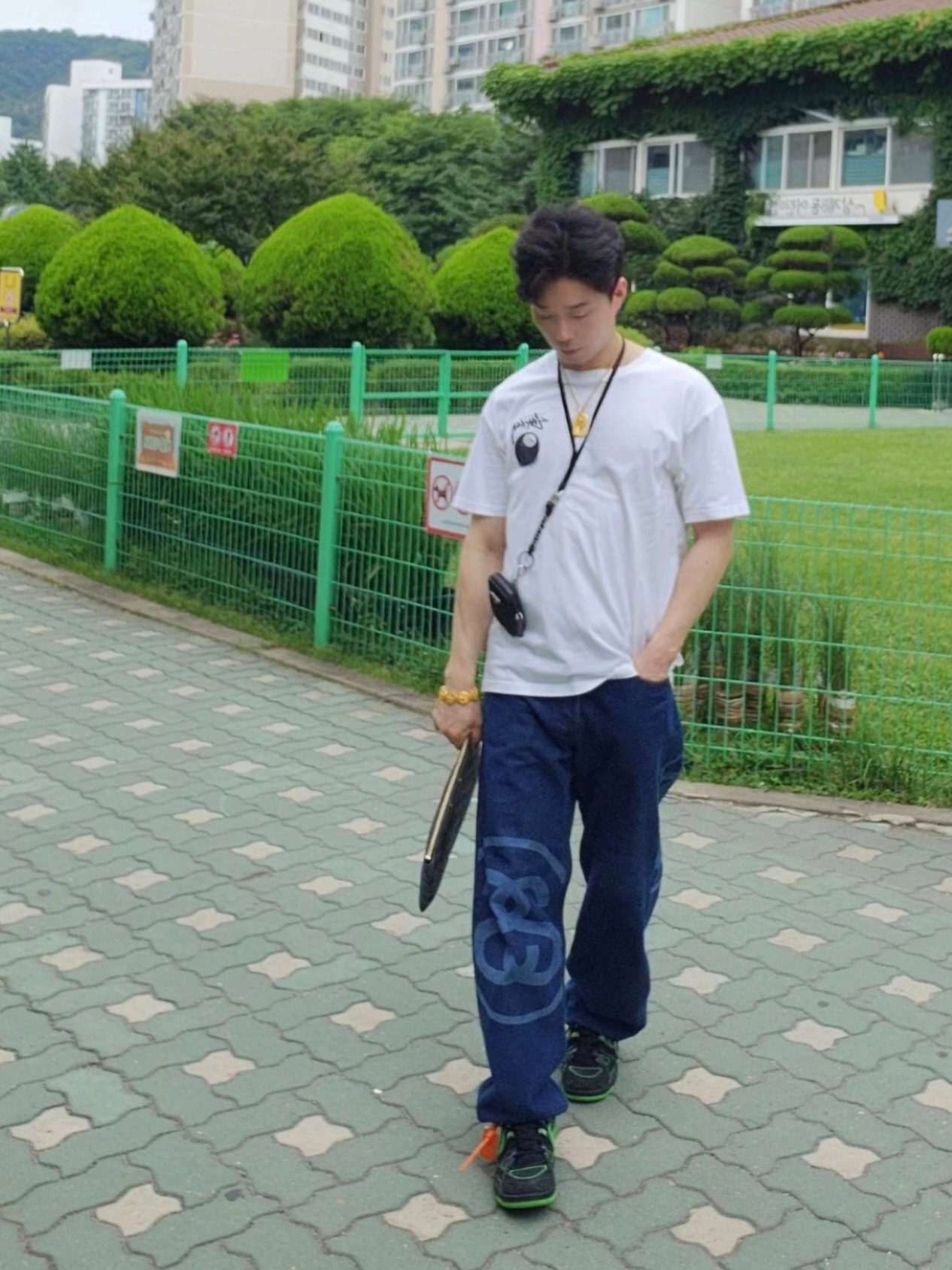 Louis Vuitton Daily Pouch Monogram Empreinte Black, Nike x Off-White Air Rubber Dunk Green Strike 착용 스타일 - 1