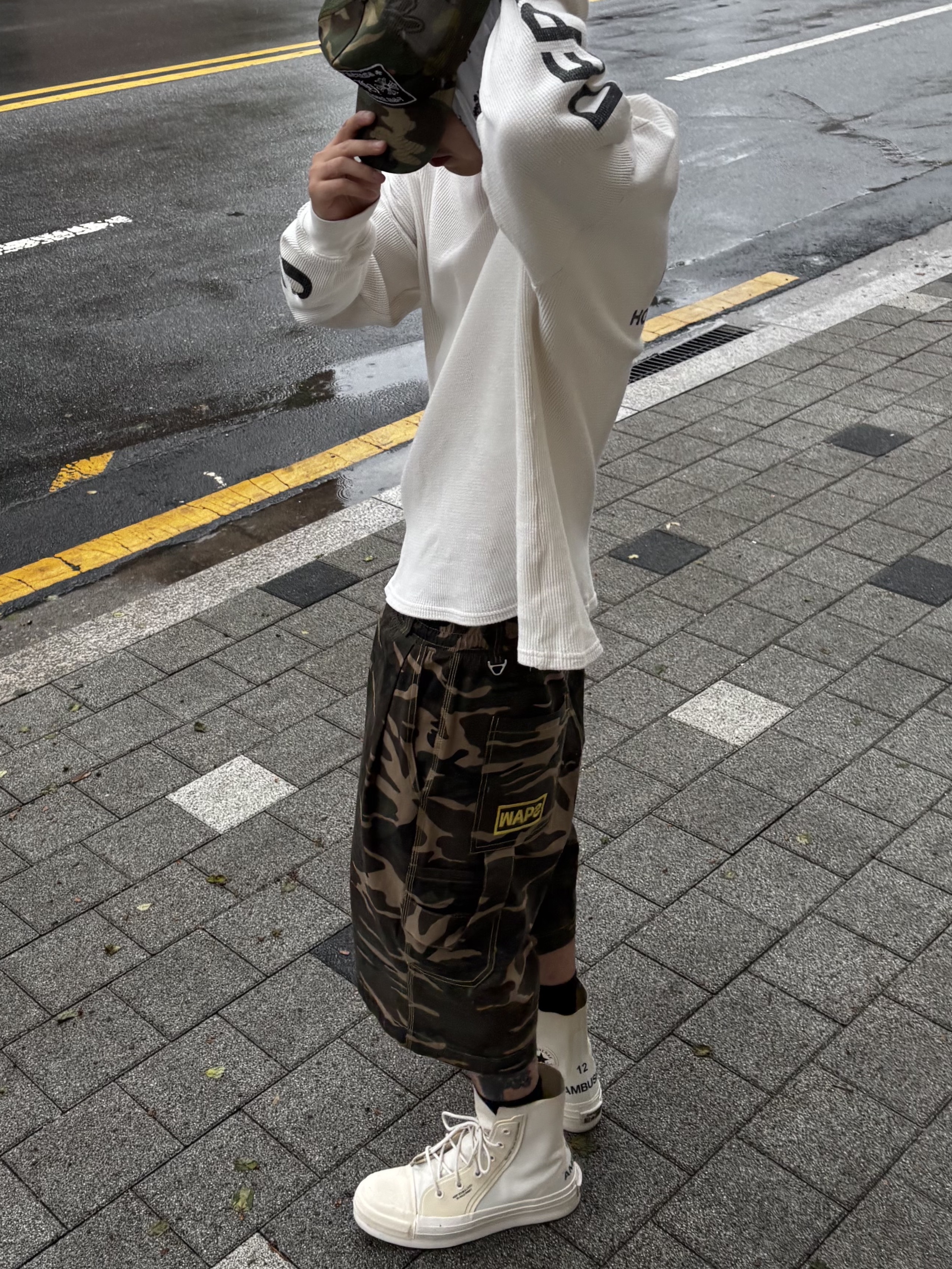 Converse x Ambush Chuck 70 Hi White, Wapworks Easy 3T Work Bermuda Pants Camo 착용 스타일 - 4