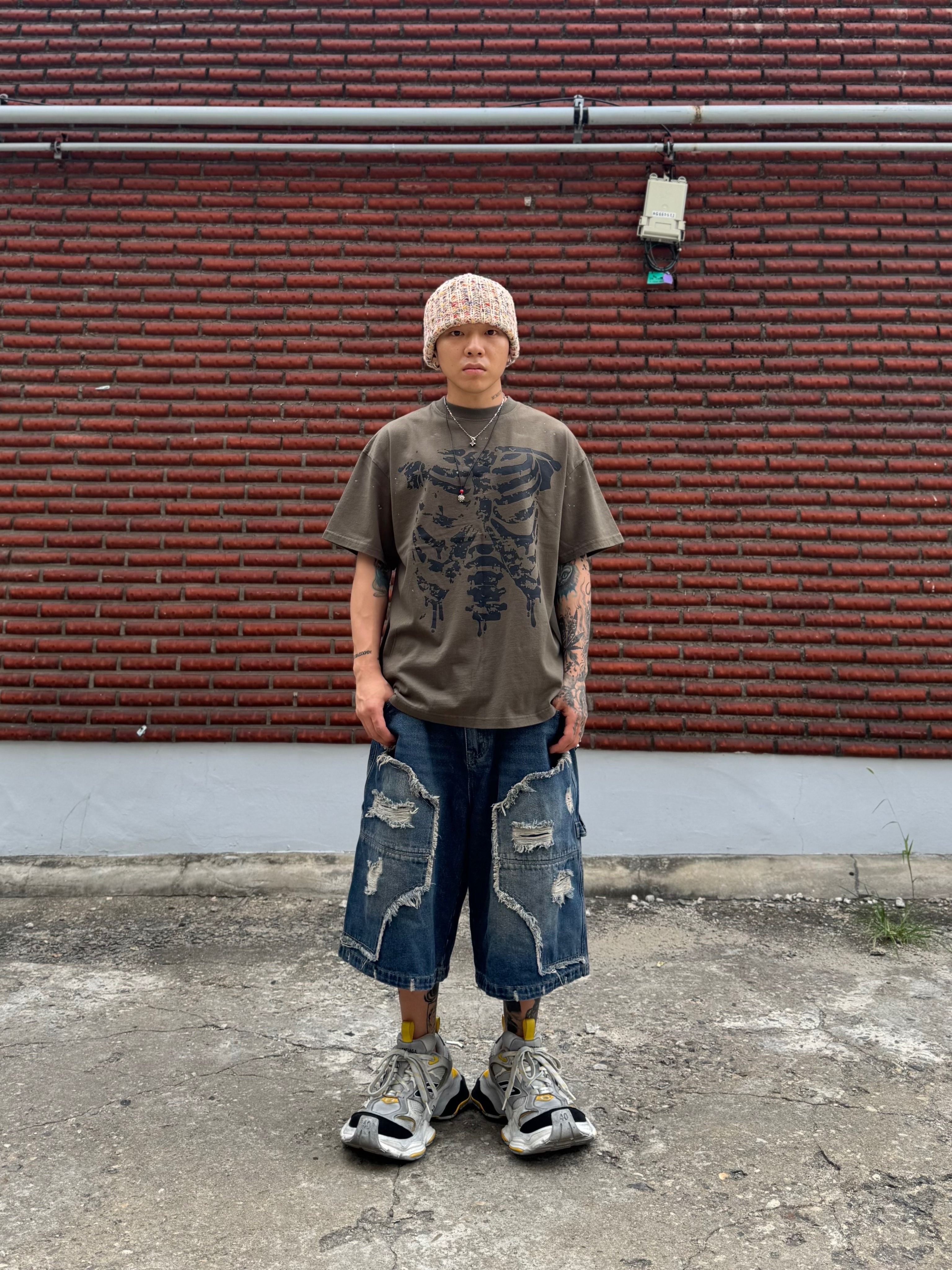 Balenciaga Cargo Sneakers Grey Black Yellow 착용 스타일 - 3