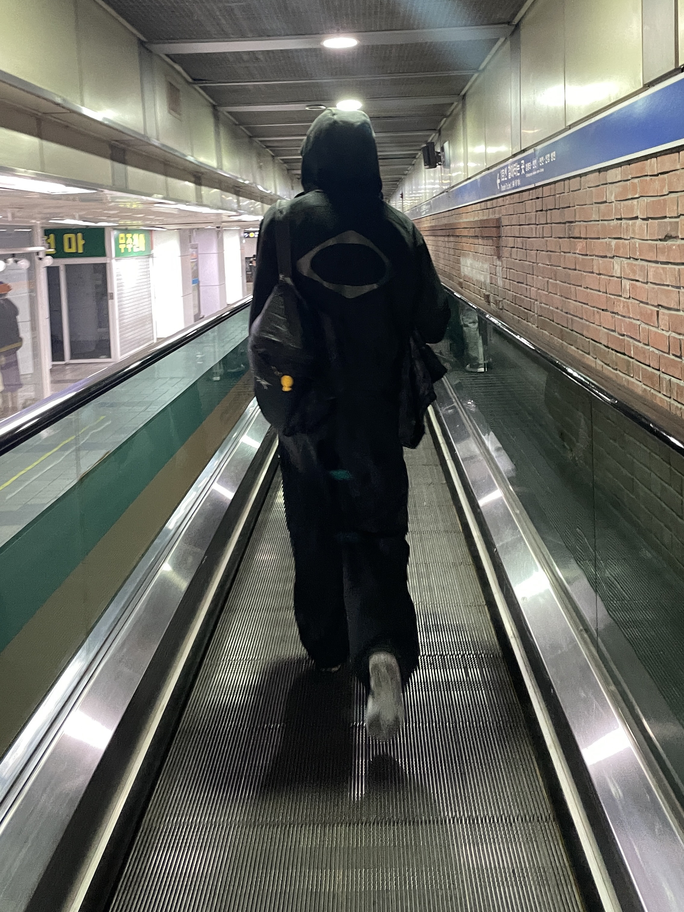 (W) Mischief Big Pocket Hoodie Washed Black, Arc'teryx Heliad 15 Backpack Black 착용 스타일
