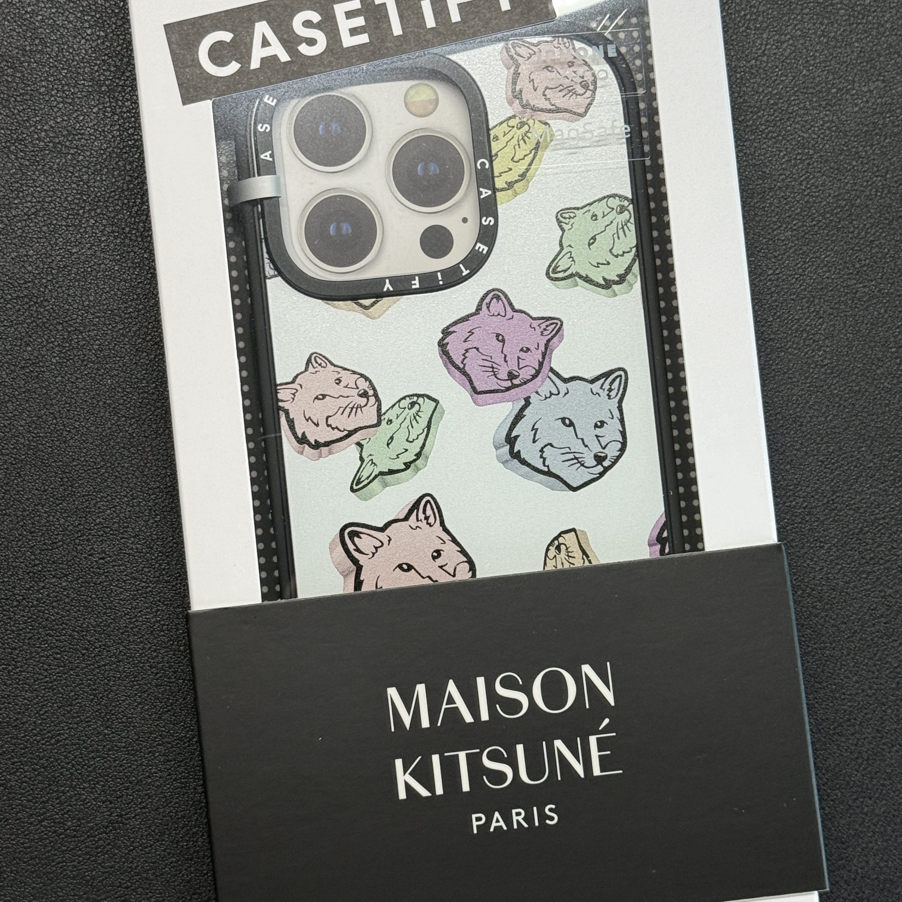 Casetify x Maison Kitsune iPhone Sprinkles Multi Magsafe Impact Case Matte Black 착용 스타일 - 2
