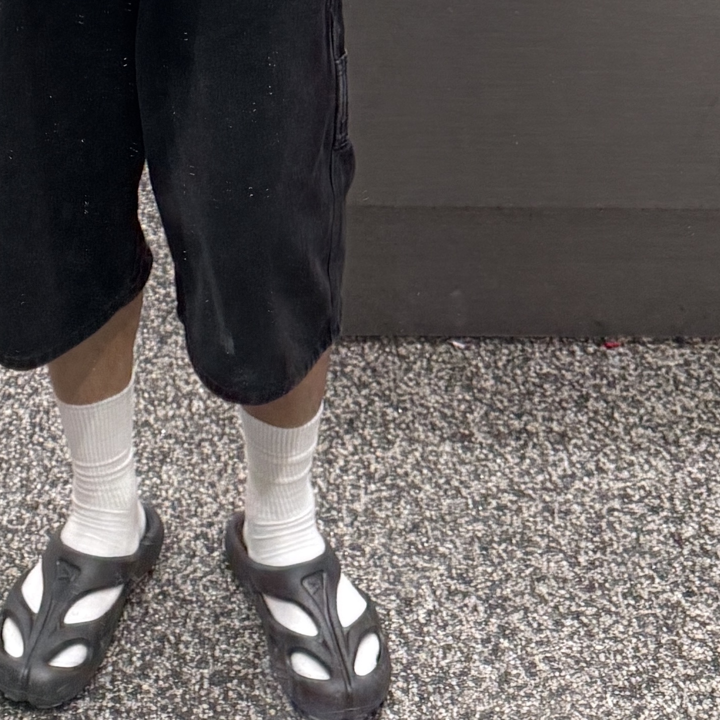 Suade Carpenter Denim Shorts Black, Keen Shanti Black Dawn Blue 착용 스타일