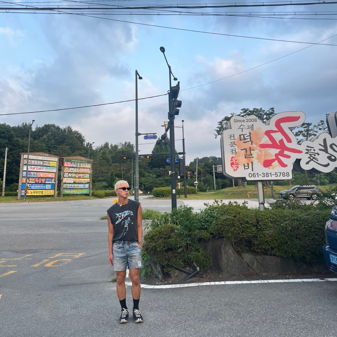 Gentle Monster x Maison Margiela MM108 Black Black, Satisfy Peaceshell 5 Inch Unlined Shorts Digital Denim 착용 스타일 - 2