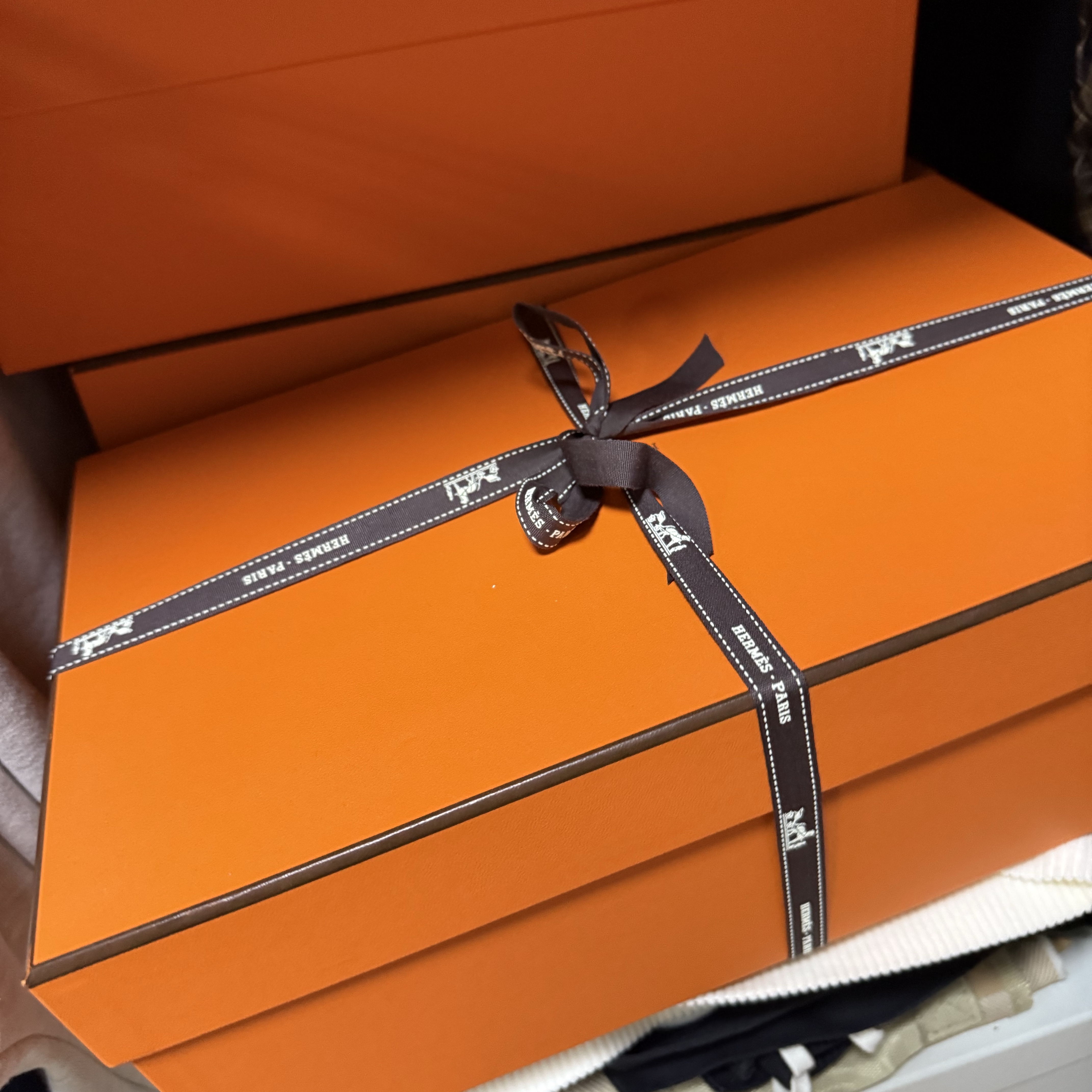 Hermes Bouncing Sneakers Calfskin Suede Goatskin & Blanc 착용 스타일