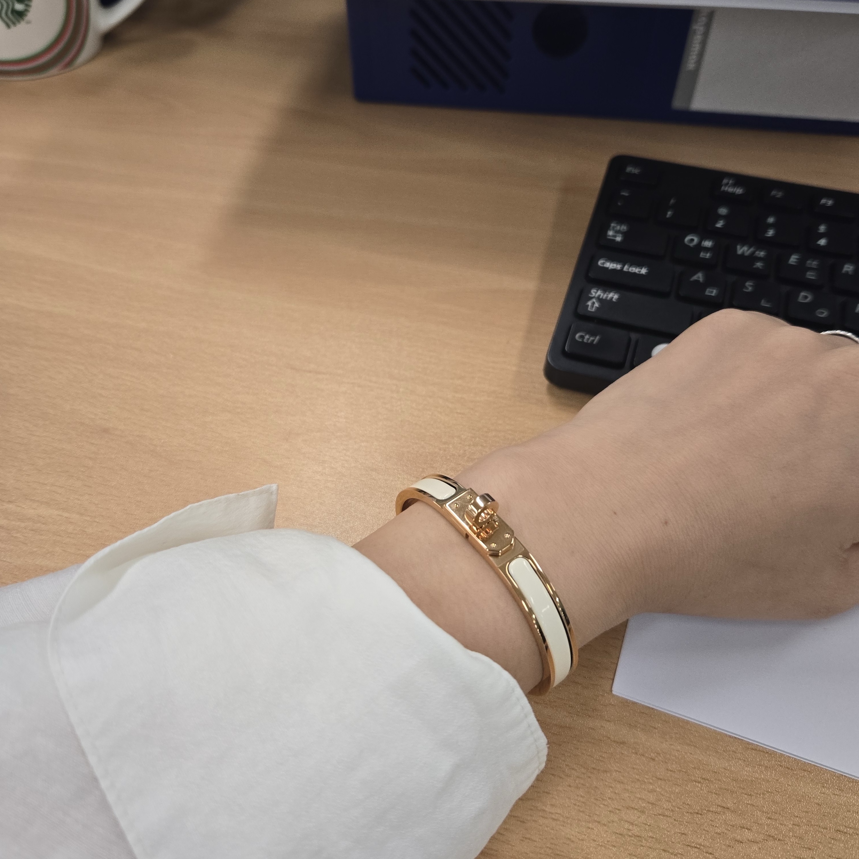 (W) Hermes Mini Clic Kelly Bracelet Rose Gold & Creme 착용 스타일