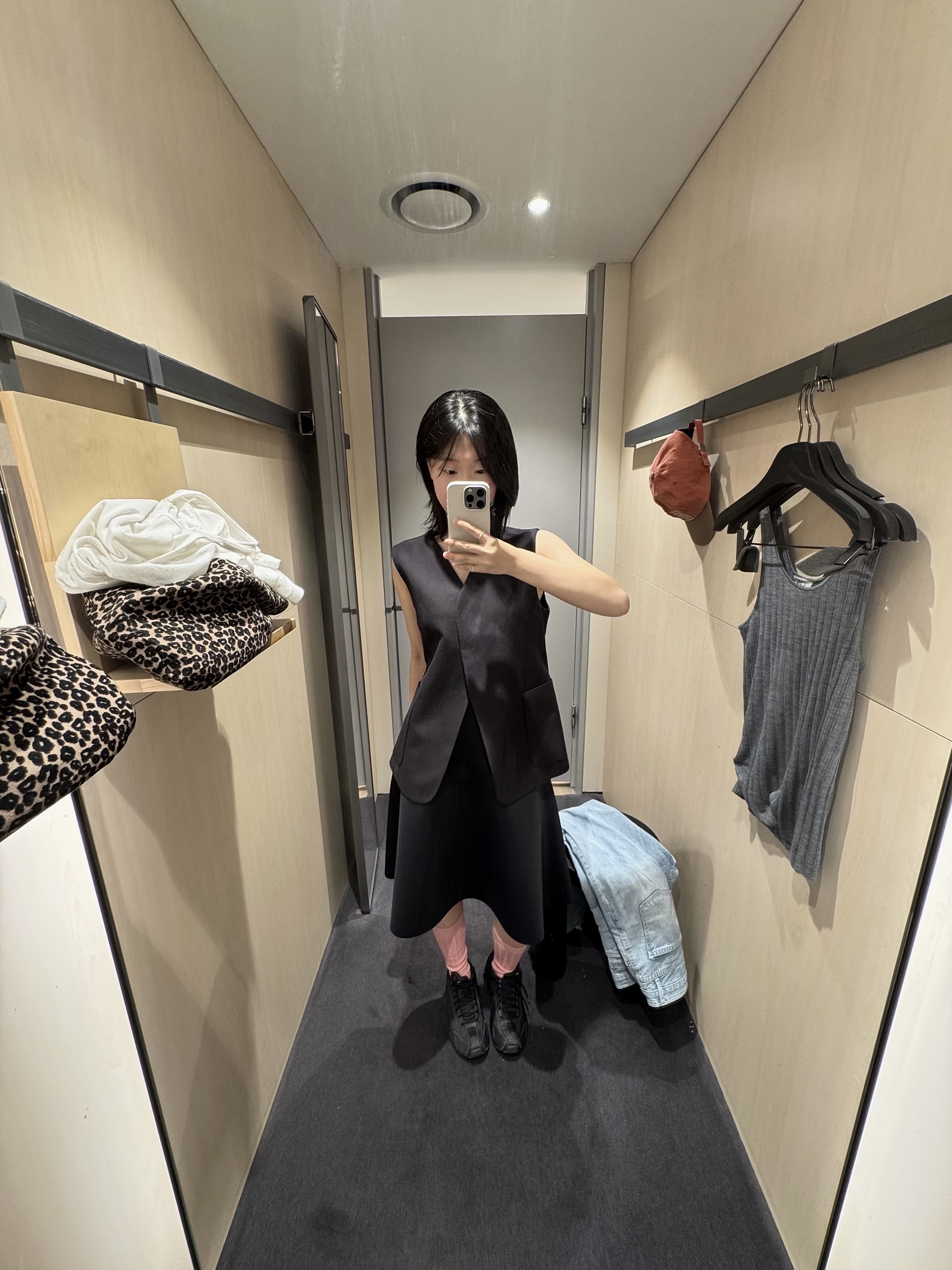 (W) Nike Shox R4 Black, (W) COS Floral Jacquard A-Line Midi Skirt Black 착용 스타일 - 1
