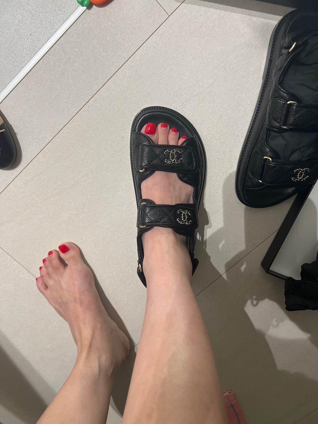 (W) Chanel Sandals Grained Calfskin & Black 착용 스타일 - 2