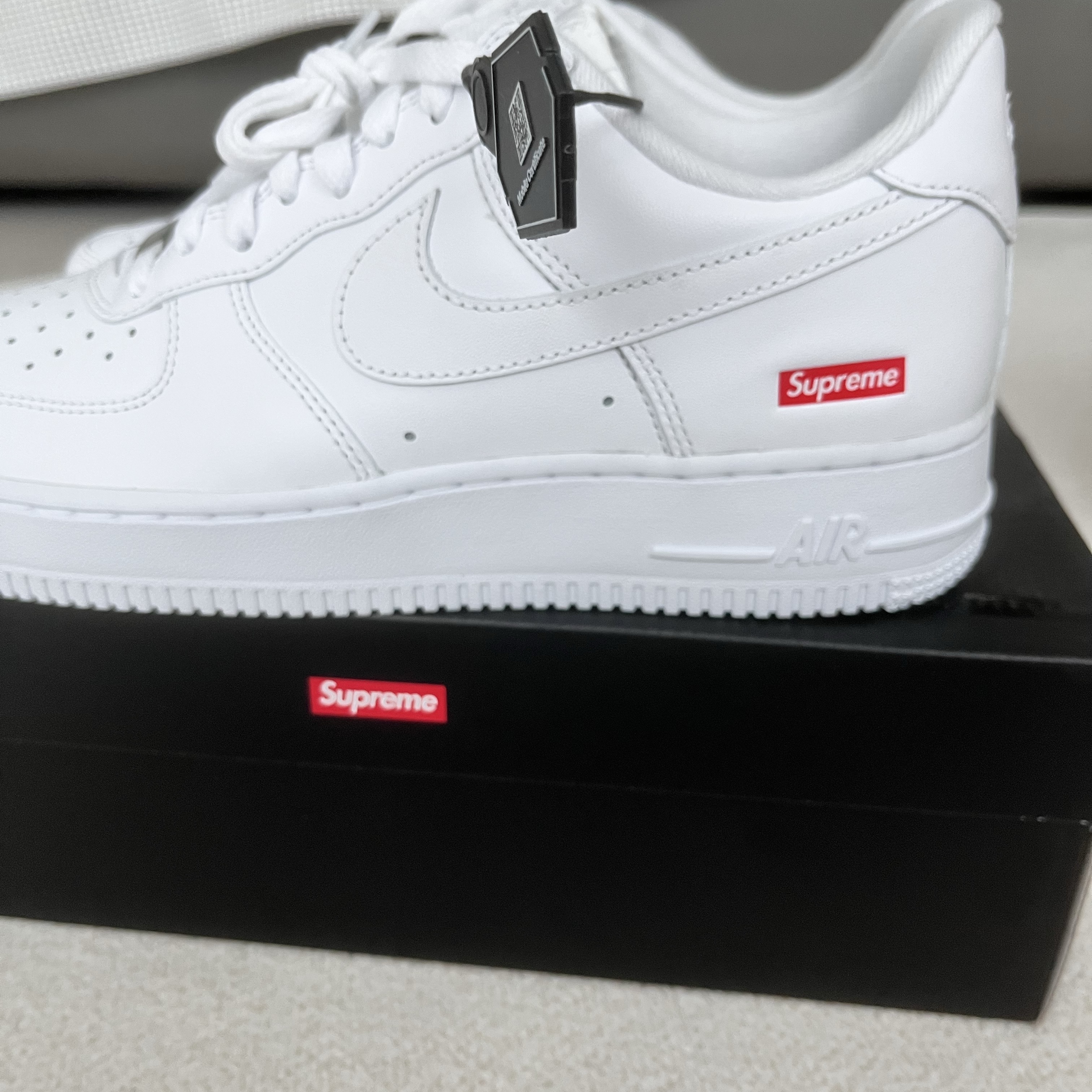 Nike x Supreme Air Force 1 Low White 착용 스타일