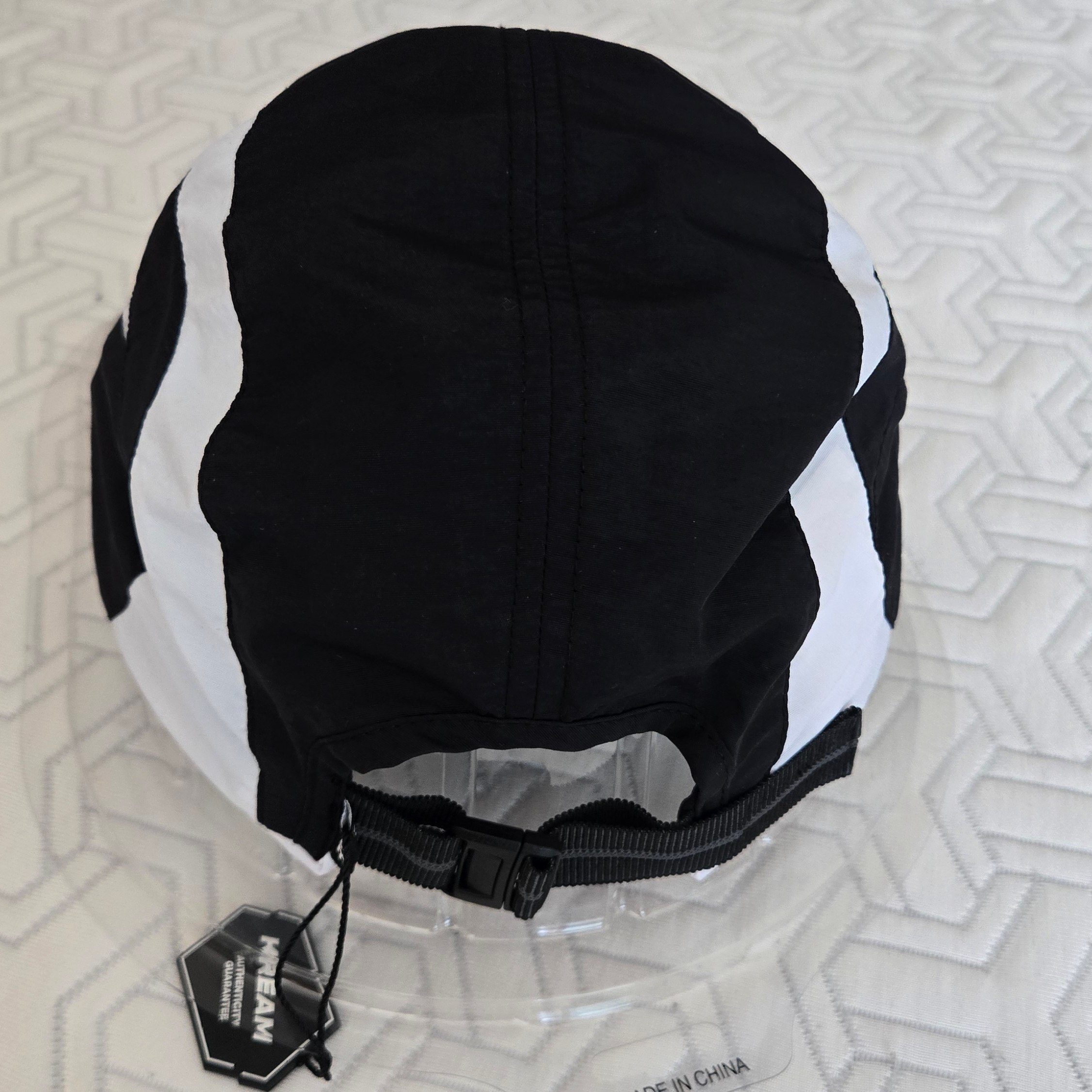 Palace Tri Strike Shell Runner Black - 25SS 착용 스타일 - 2