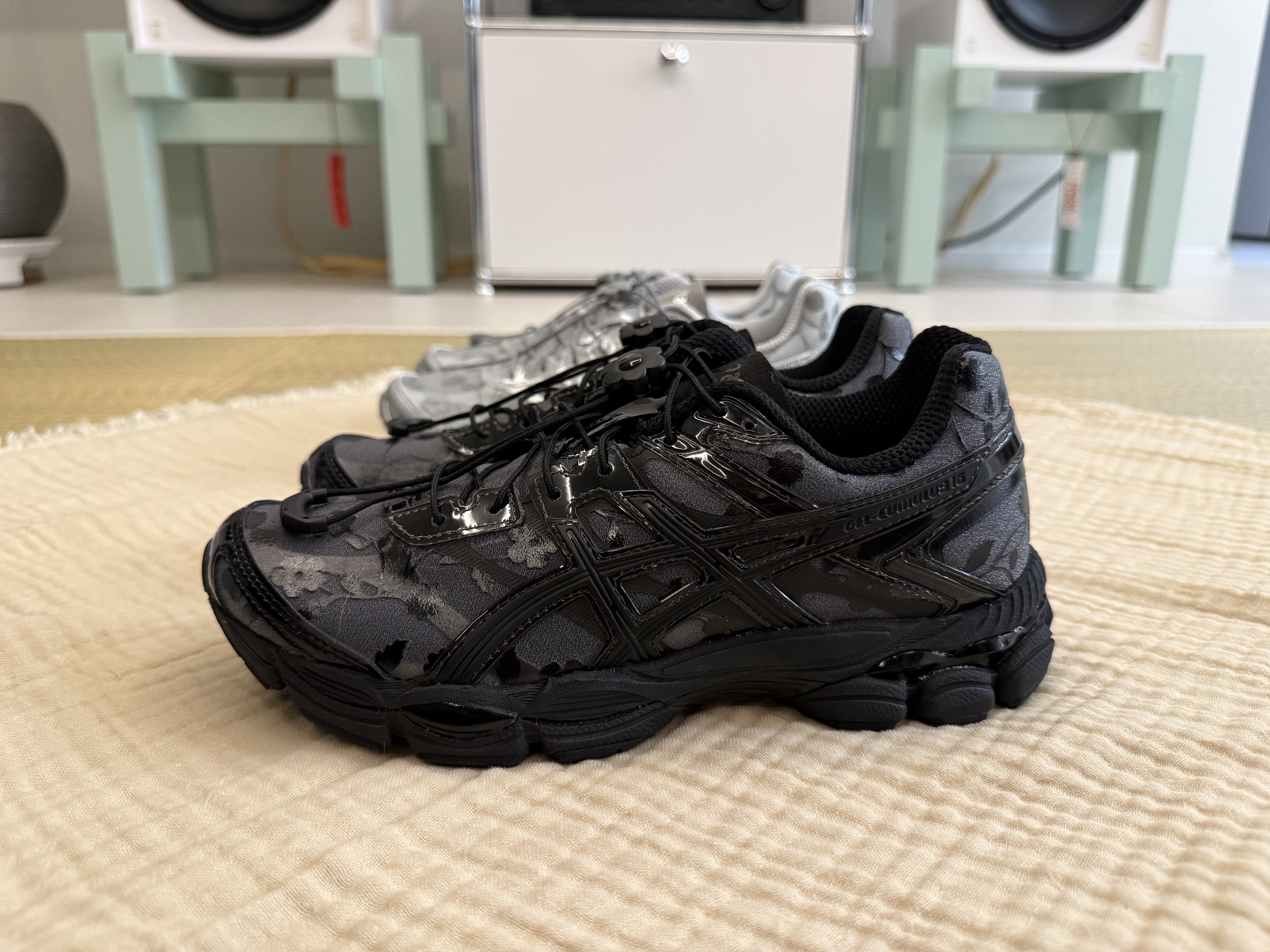 Asics x Cecilie Bahnsen Gel-Cumulus 16 Black, Asics x Cecilie Bahnsen Gel-Cumulus 16 Gray 착용 스타일 - 6