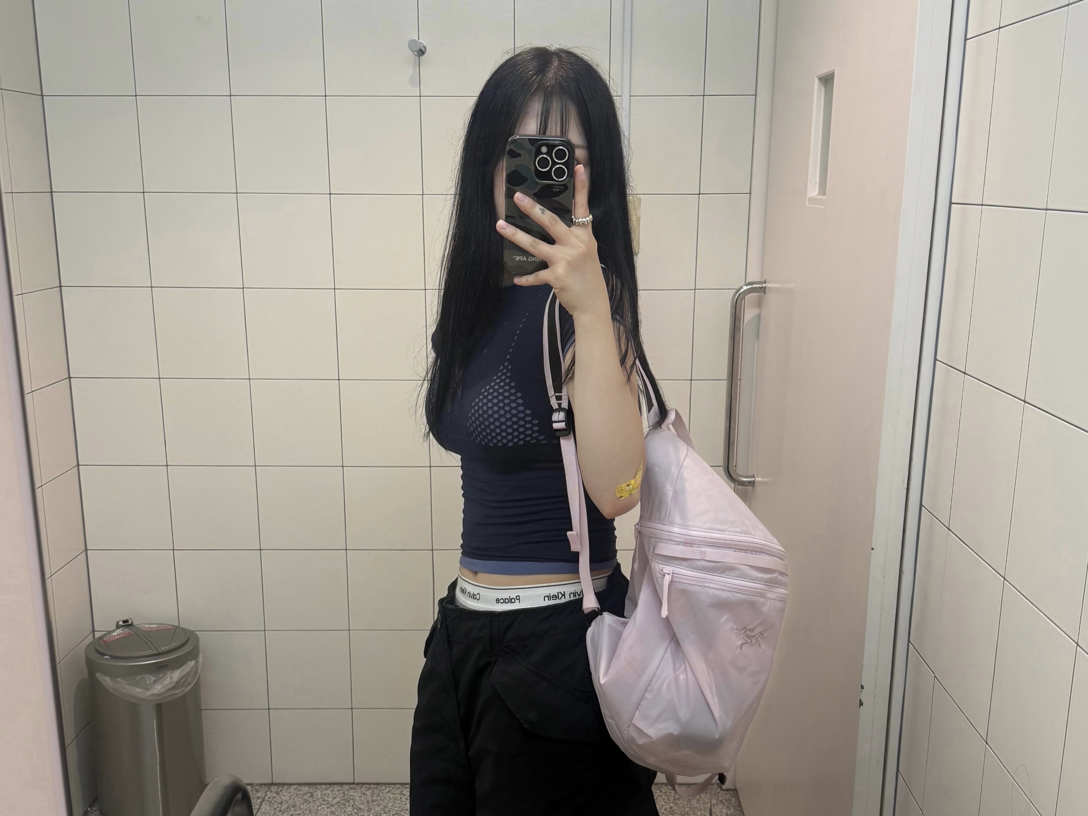 Arc'teryx Heliad 15 Backpack Pink Glow, Palace x CK1 Boxer Briefs Classic White Light Grey Heather Black (3 Pack) 착용 스타일 - 1