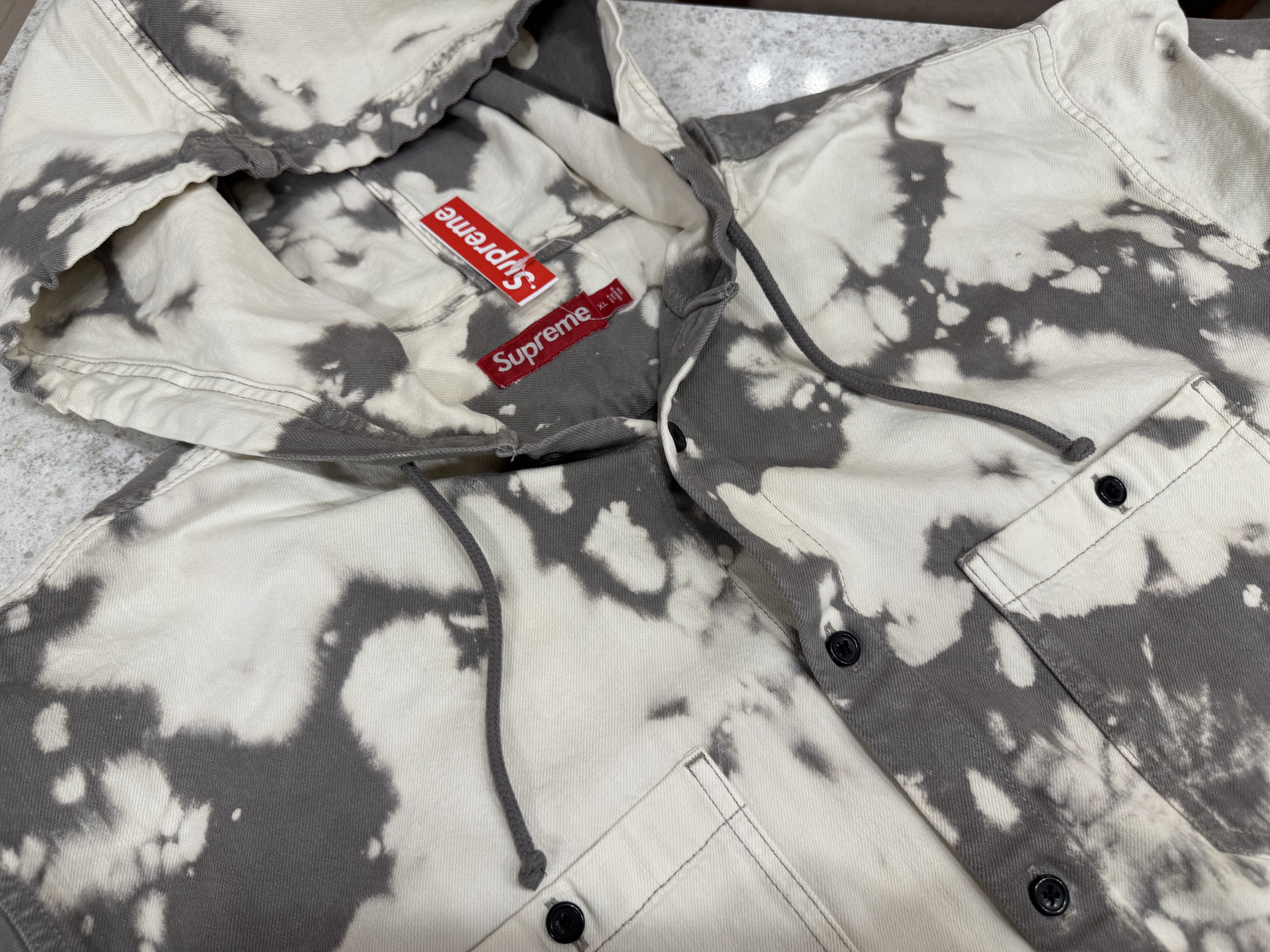 Supreme Hooded Denim Shirt Bleached - 25SS, Supreme Hooded Denim Shirt Washed Indigo - 25SS 착용 스타일 - 3