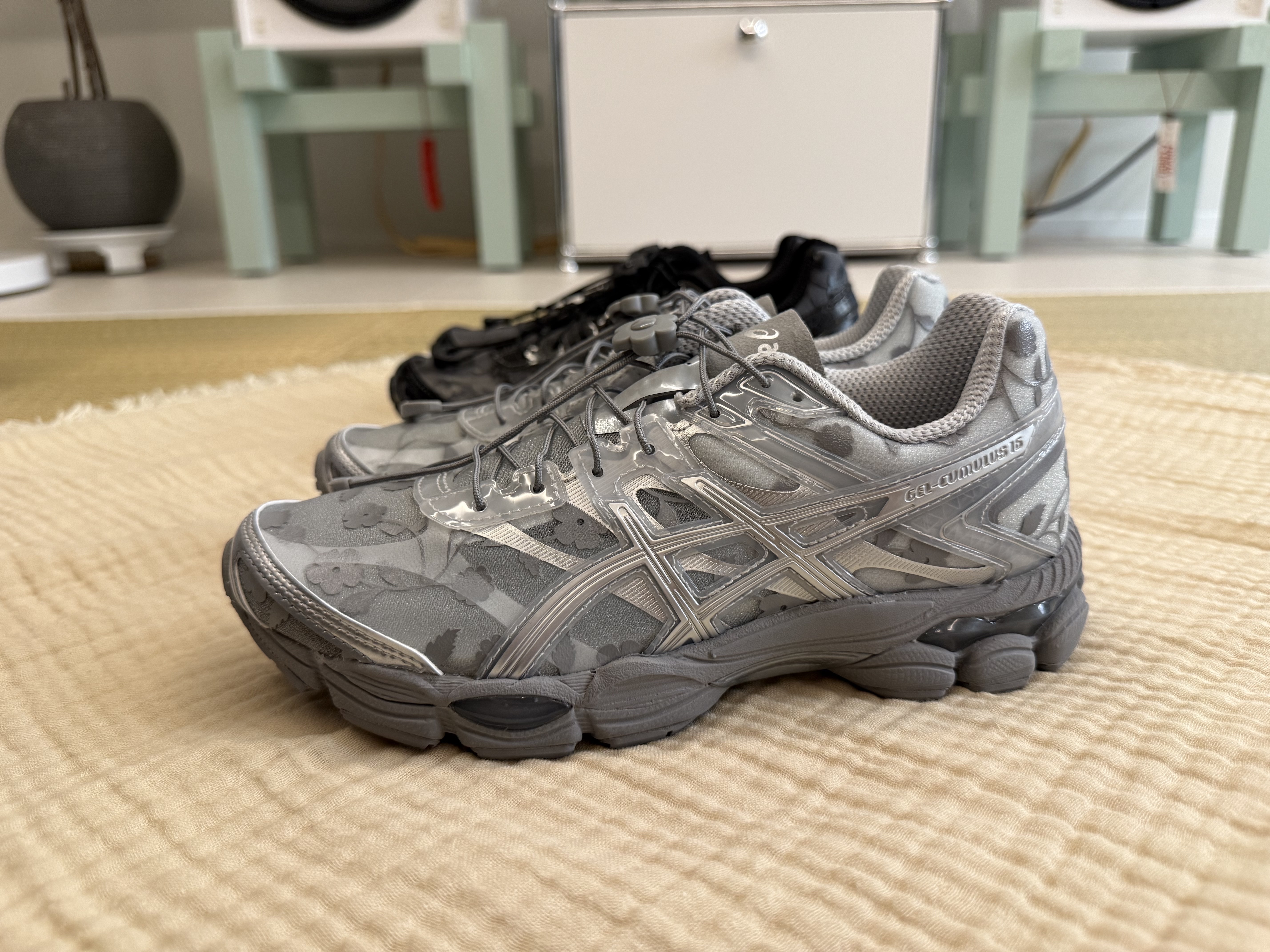Asics x Cecilie Bahnsen Gel-Cumulus 16 Black, Asics x Cecilie Bahnsen Gel-Cumulus 16 Gray 착용 스타일 - 5