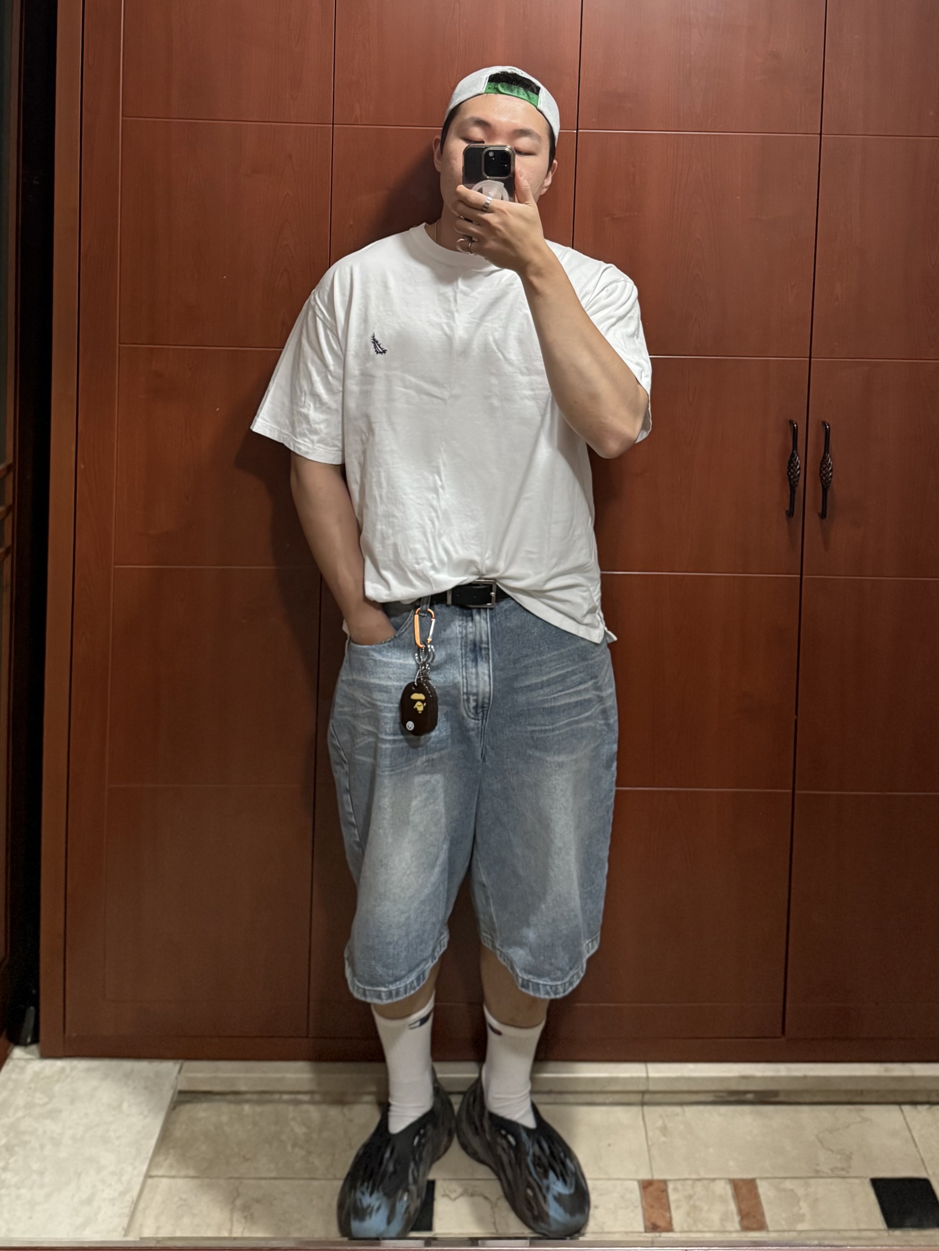 Adidas Yeezy Foam RNNR MX Cinder, BAPE Ape Head Keychain (Synthetic Rubber) 착용 스타일