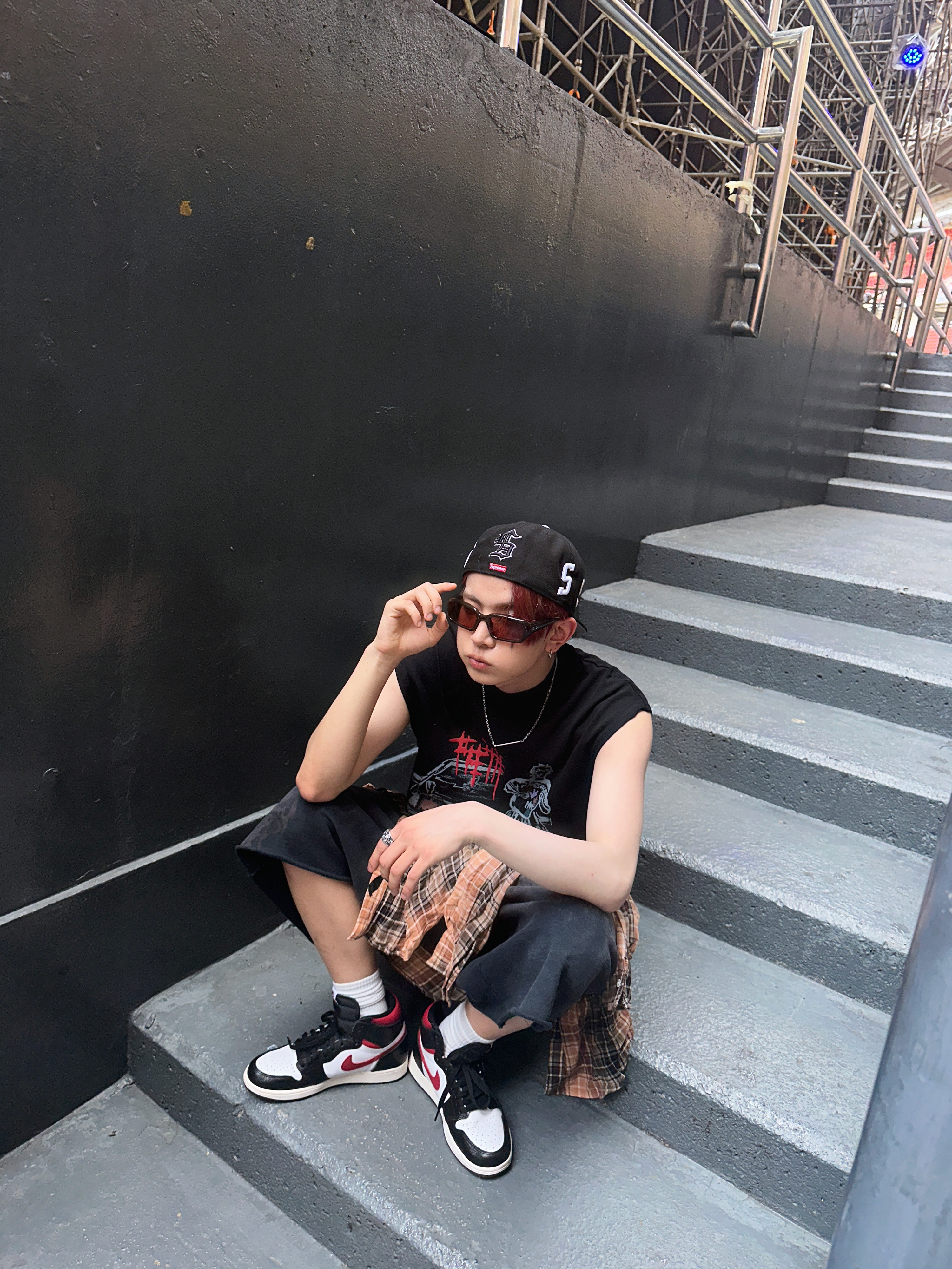 Supreme Multi S Logo New Era Black - 25SS, Jordan 1 Retro High OG Gym Red 착용 스타일 - 1