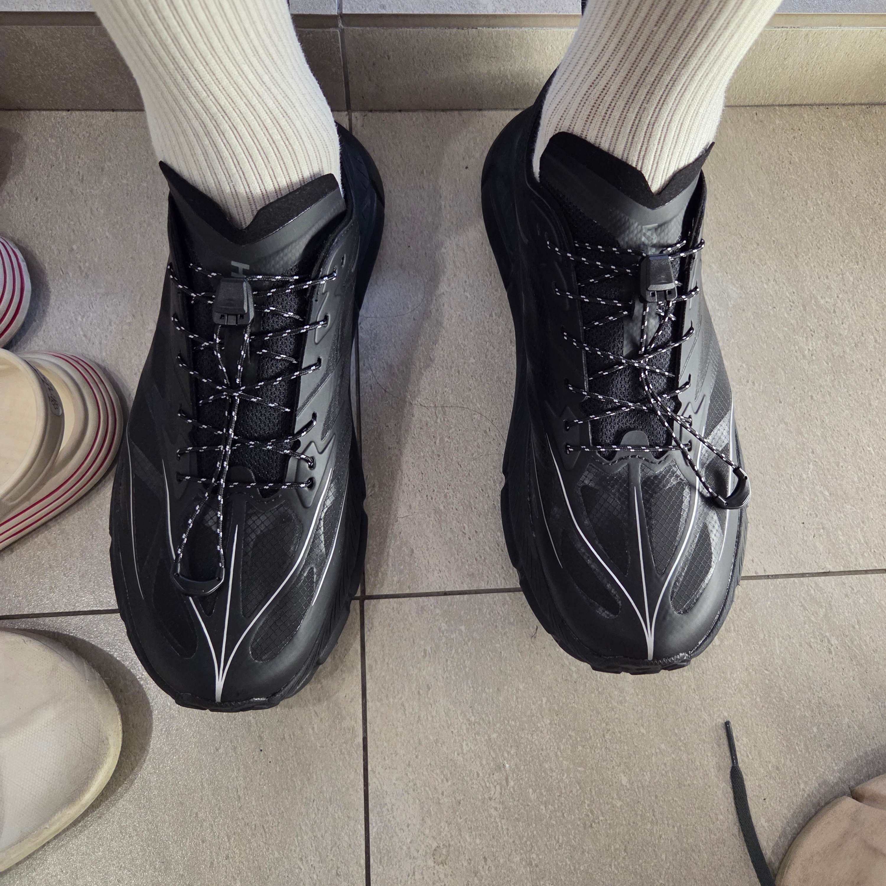 Hoka Mafate Speed 4 Lite Black Outer Orbit 착용 스타일 - 2