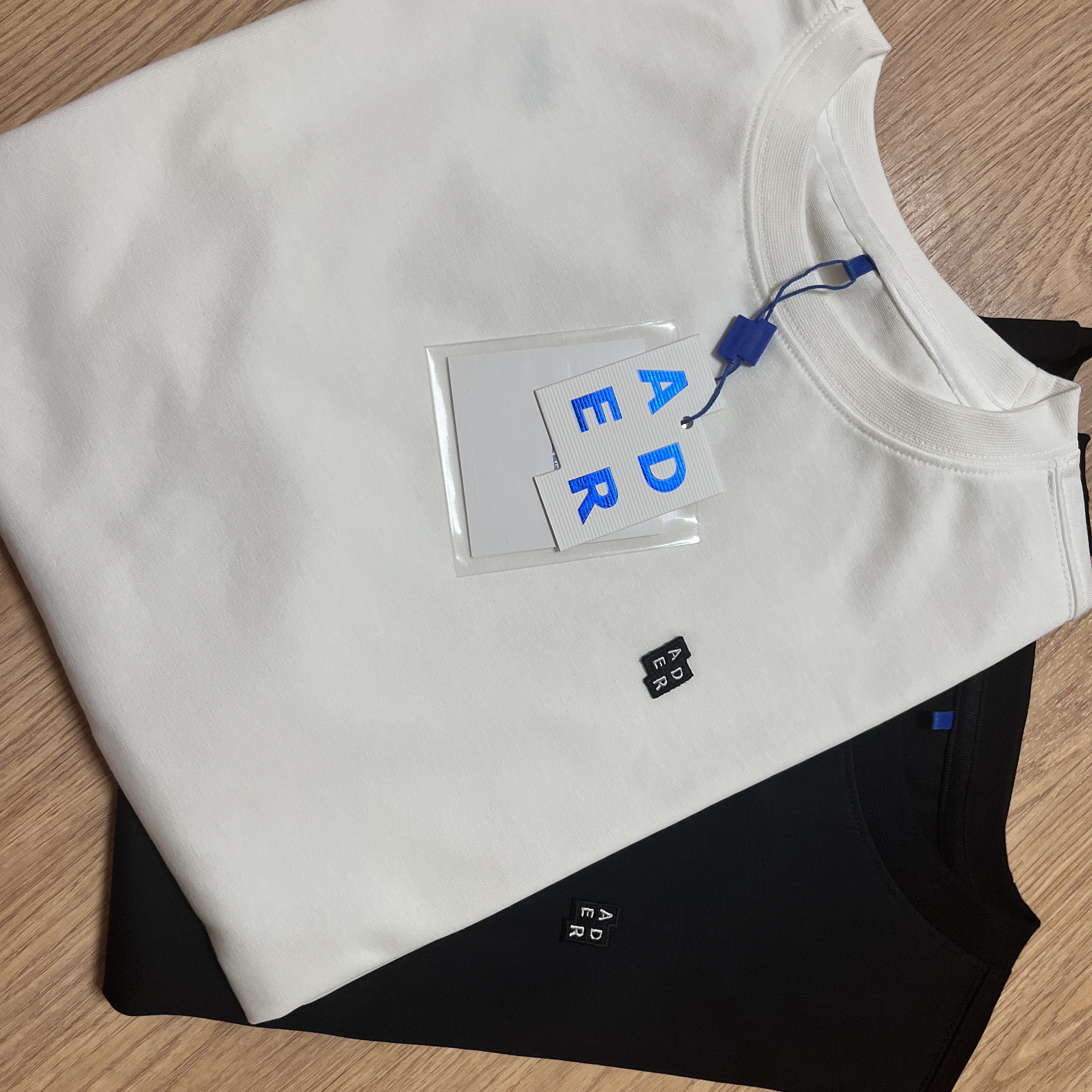 Ader Error Sig; BL Tag T-Shirt 07 Noir, Ader Error Sig; BL Tag T-Shirt 07 Off White 착용 스타일