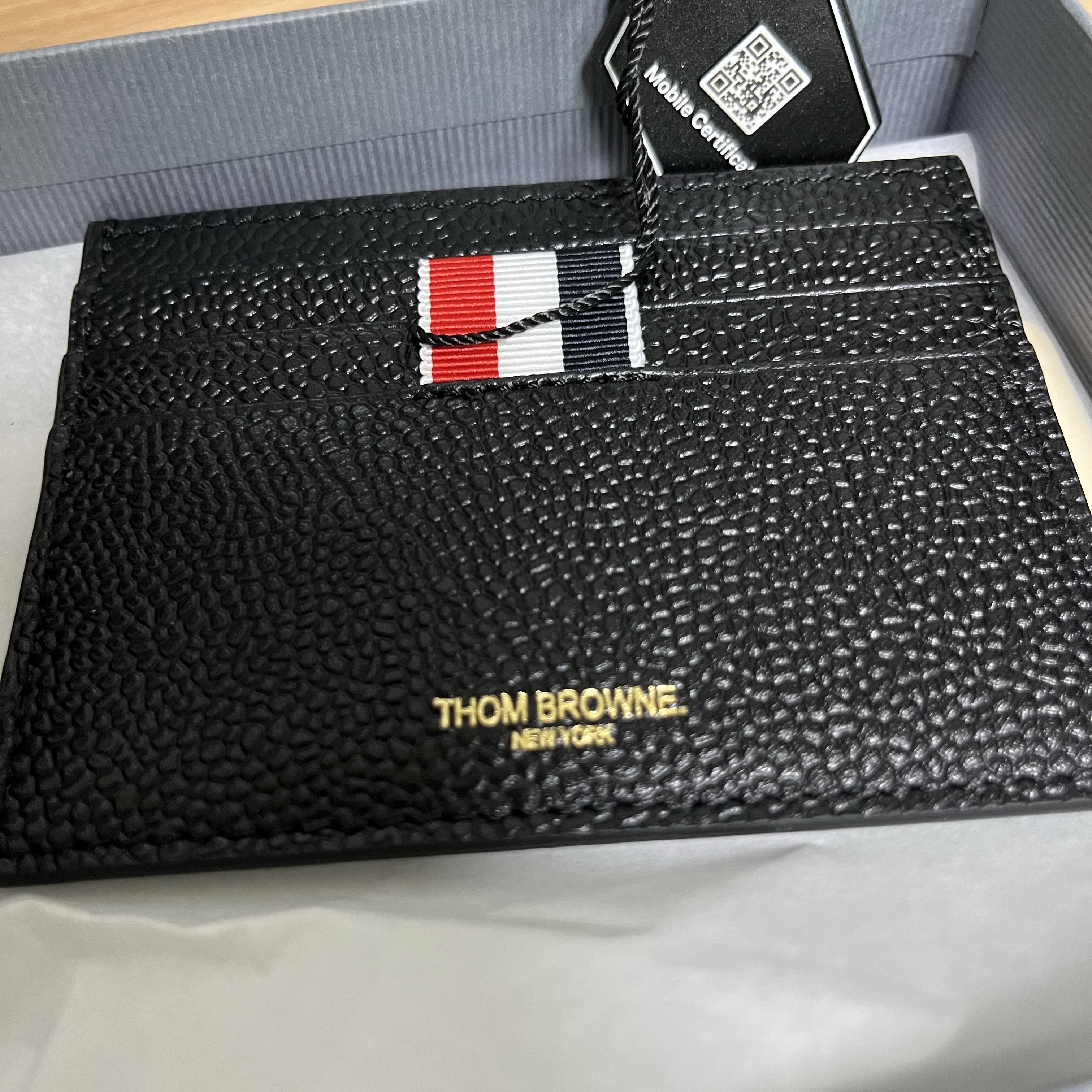 Thom Browne Pebble Grain Leather Stripe Note Compartment Card Holder Black 착용 스타일