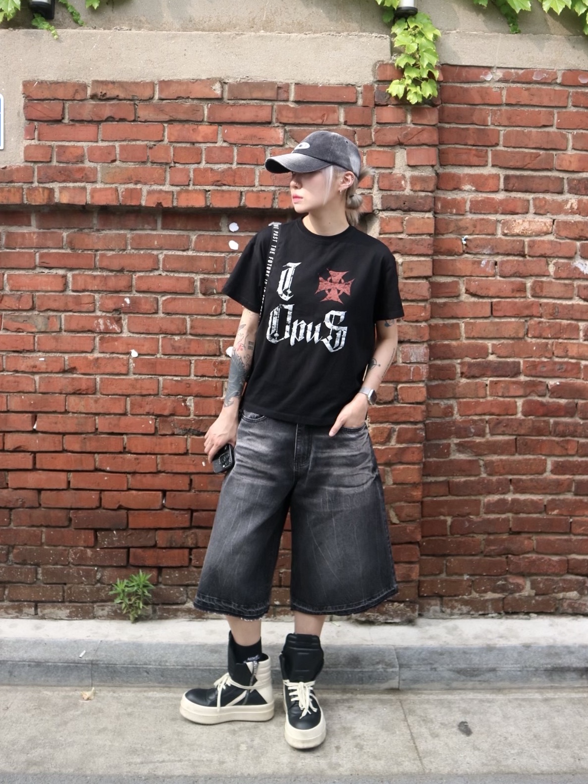 Rick Owens Hollywood Mega Bumper Geobasket in Full Grain Calf Leather Black Milk 착용 스타일 - 1