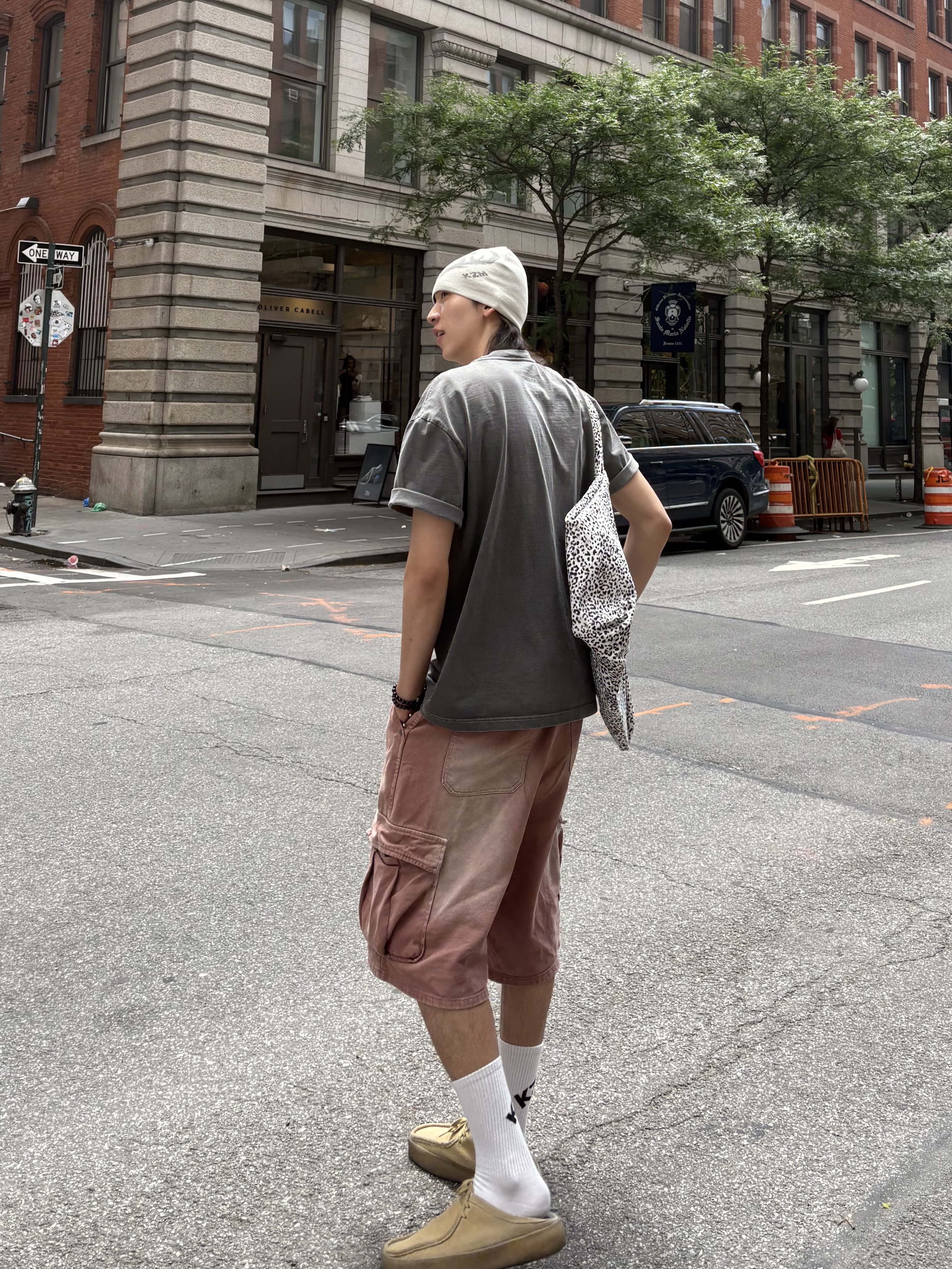 KZM Antler Skull Cap Light Grey, KZM Leopard KZM Logo Bag White 착용 스타일 - 1