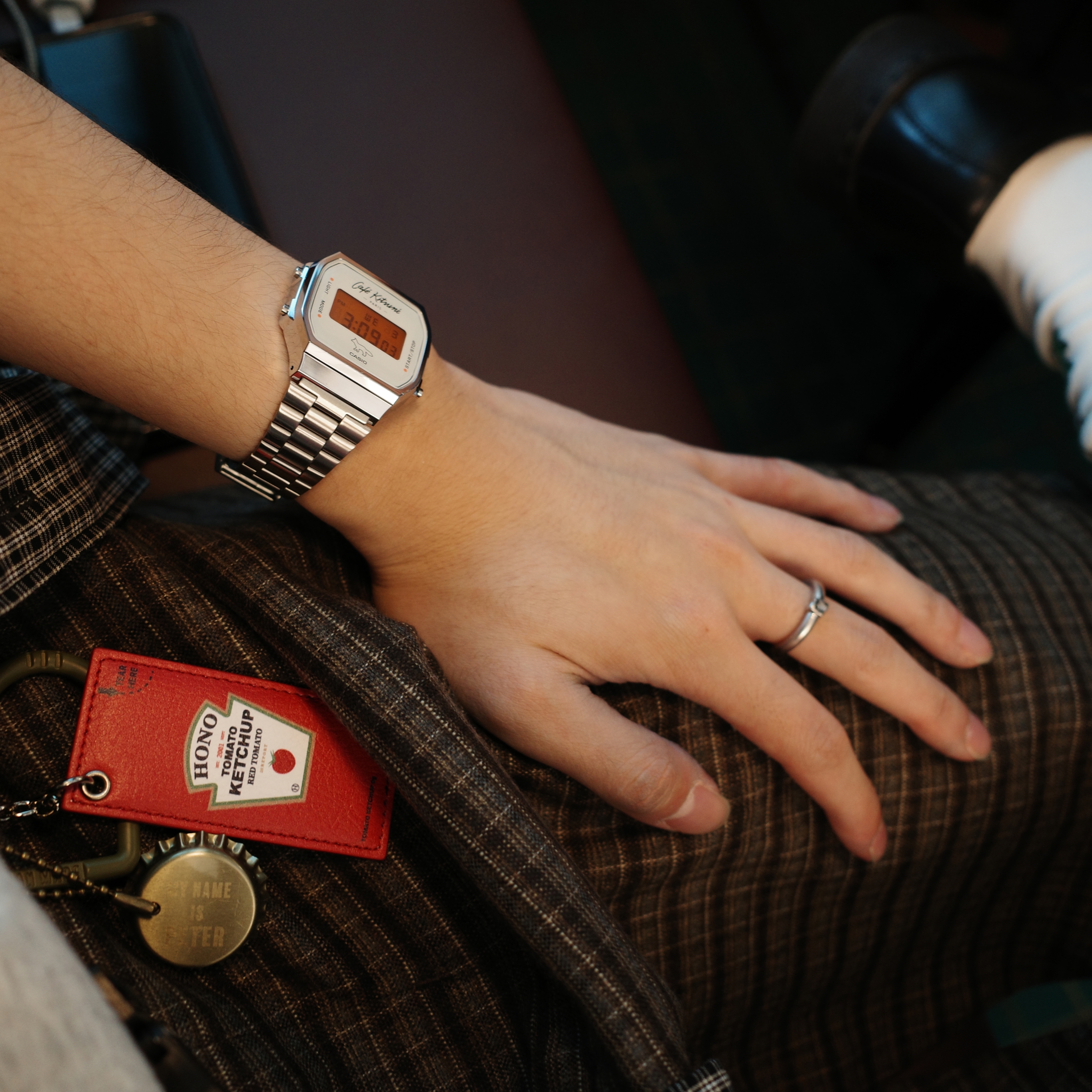 Hono Report Object Keyring Tomato Ketchup, Casio x Maison Kitsune Cafe A168WECK-7A 착용 스타일