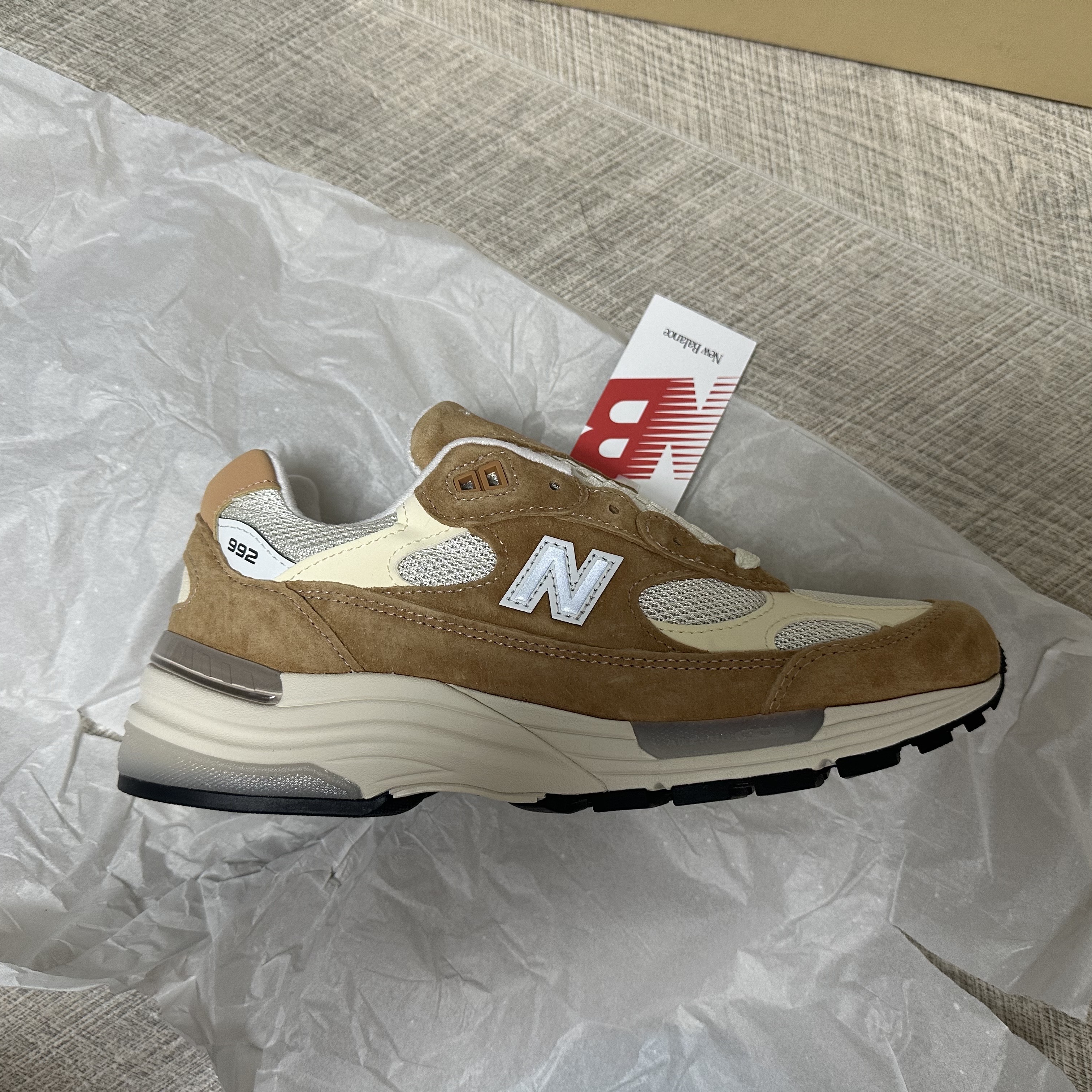 New Balance 992 Made in USA Sweet Caramel Calcium 착용 스타일