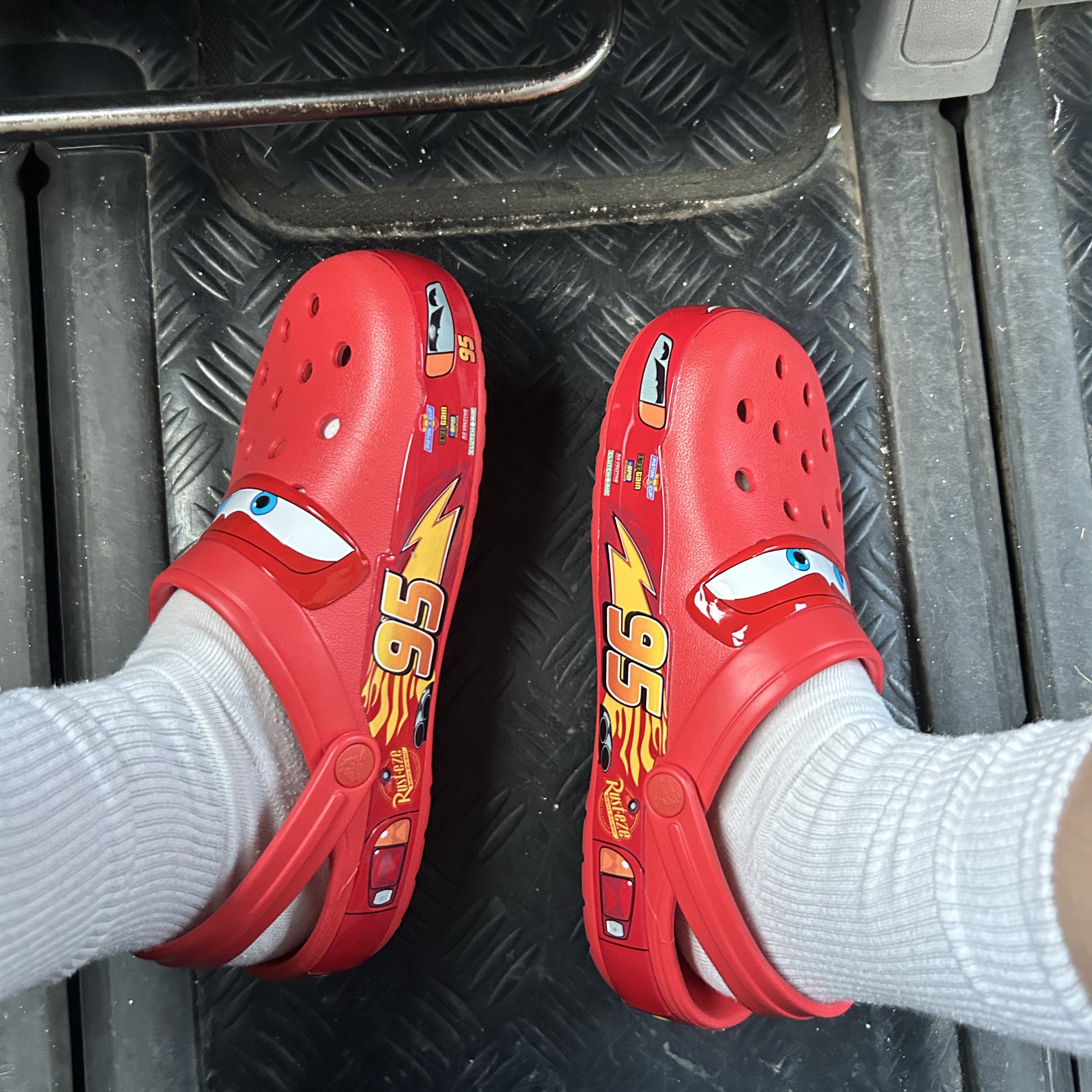 Crocs x Cars Classic Clog Lightning McQueen 착용 스타일