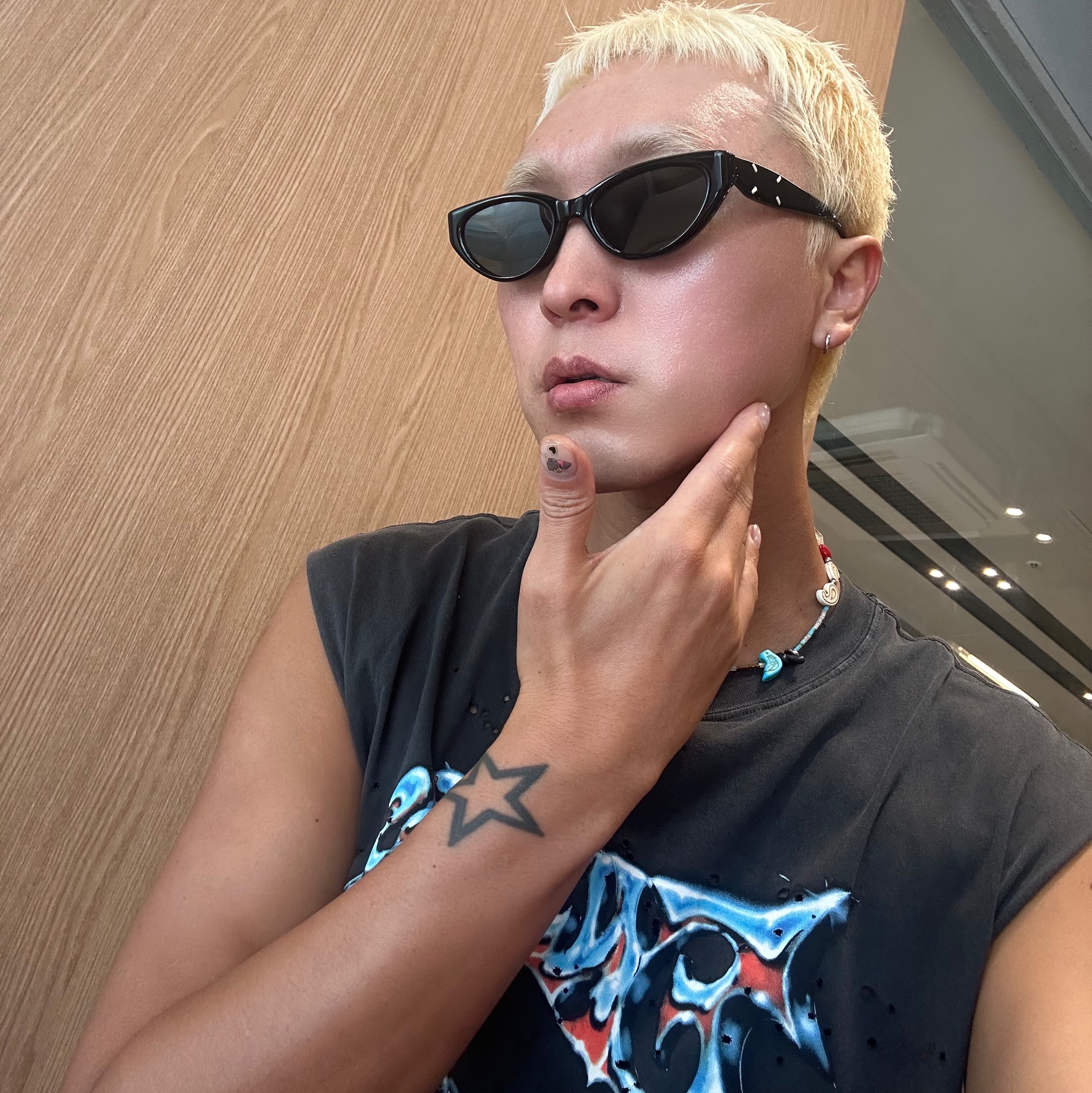 Gentle Monster x Maison Margiela MM108 Black Black, Satisfy Peaceshell 5 Inch Unlined Shorts Digital Denim 착용 스타일 - 1