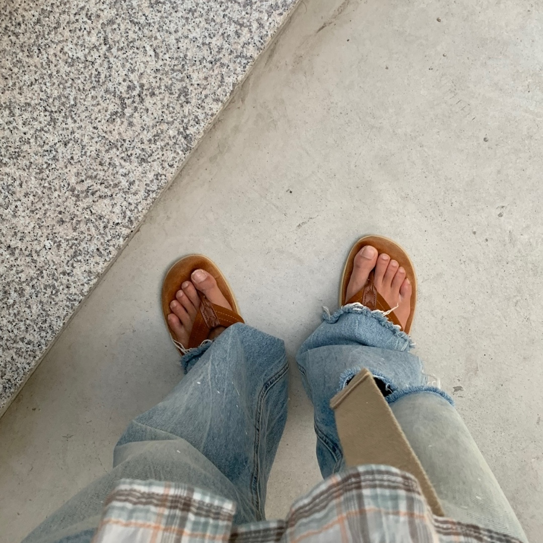 Island Slipper Classic Ultimate Suede Peanut Cognac 착용 스타일