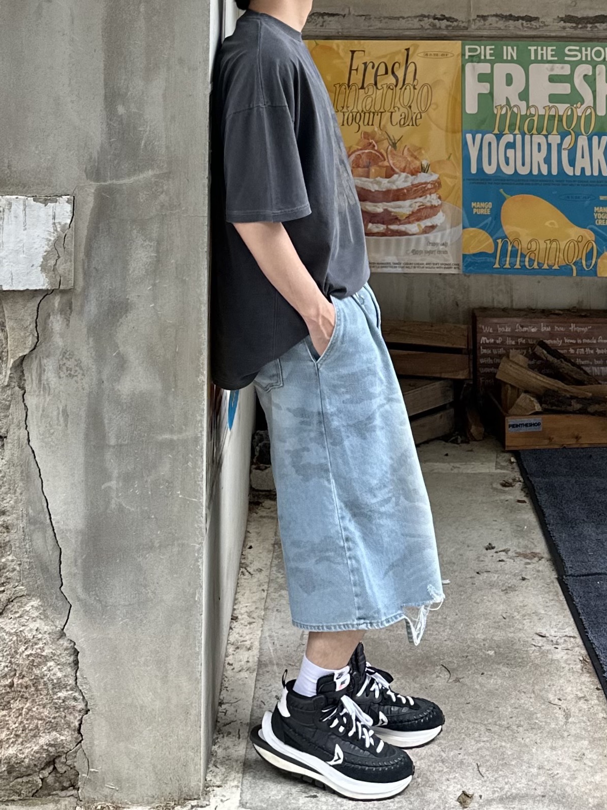 Nike x Sacai x Jean Paul Gaultier VaporWaffle Black White 착용 스타일 - 3