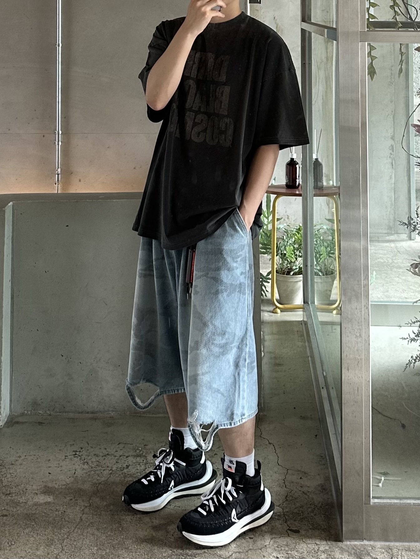 Nike x Sacai x Jean Paul Gaultier VaporWaffle Black White 착용 스타일 - 1