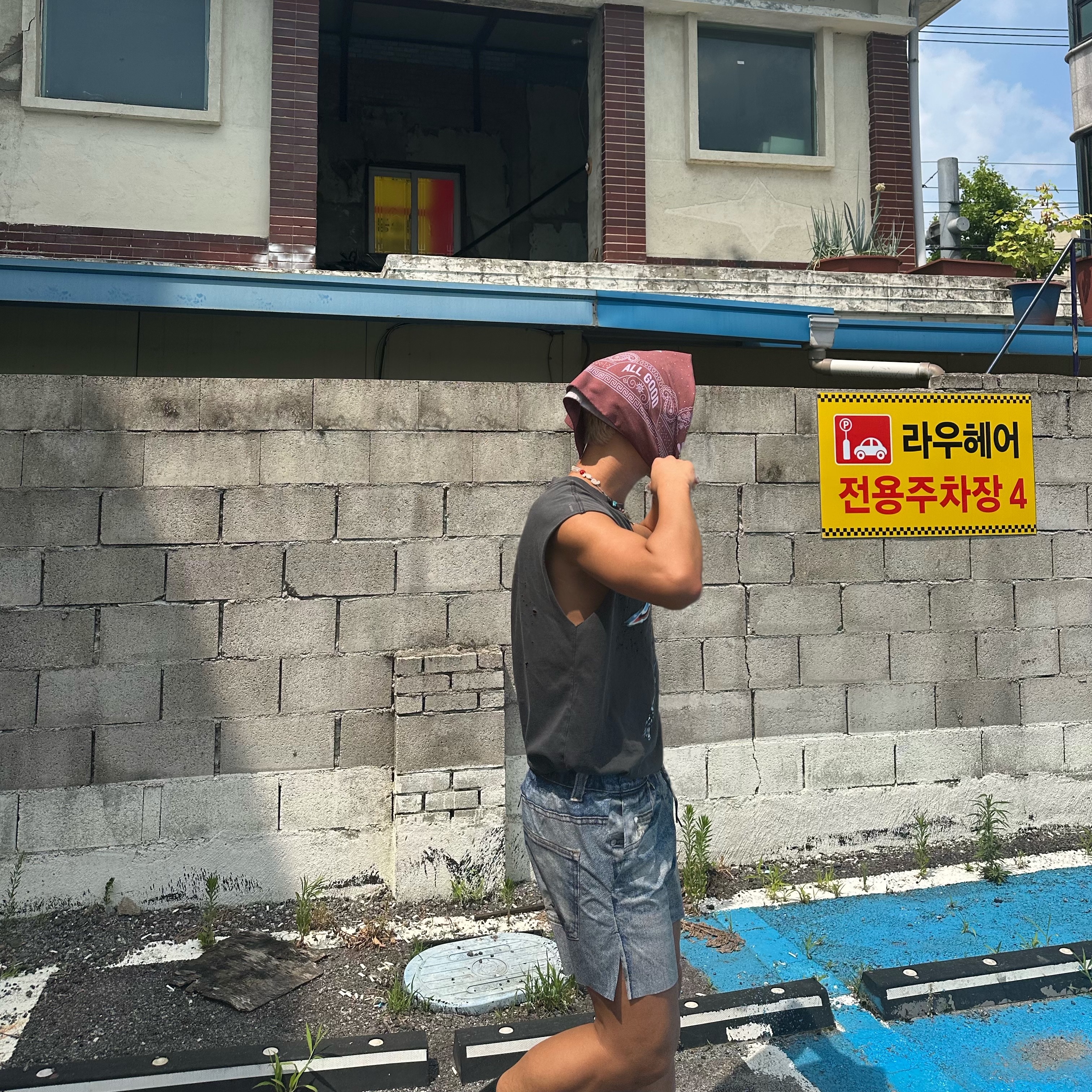 Gentle Monster x Maison Margiela MM108 Black Black, Satisfy Peaceshell 5 Inch Unlined Shorts Digital Denim 착용 스타일 - 4